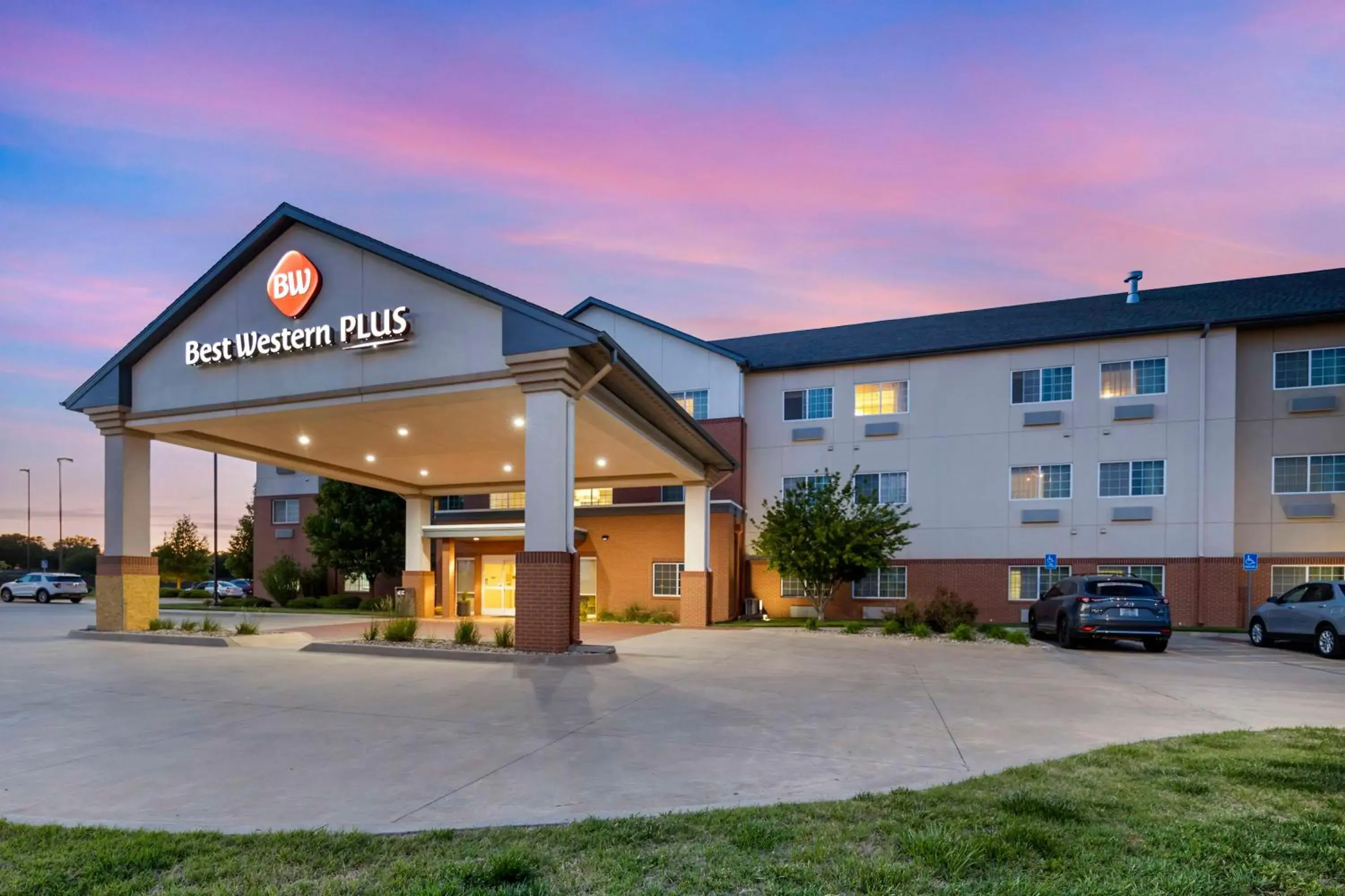 Property building in Best Western Plus Patterson Park Inn Property building in Best Western Plus Patterson Park Inn