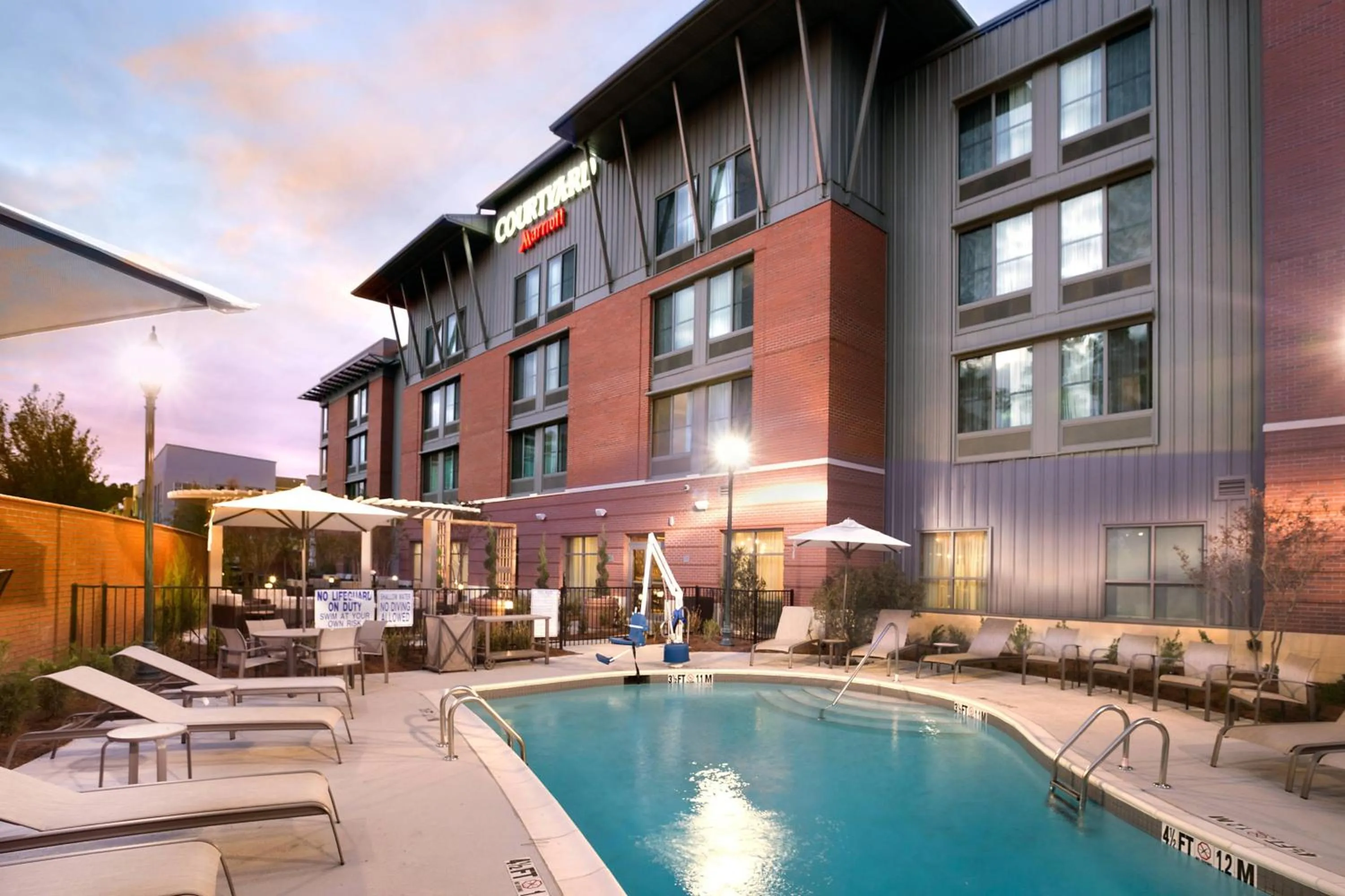 Swimming pool in Courtyard by Marriott Charleston Summerville