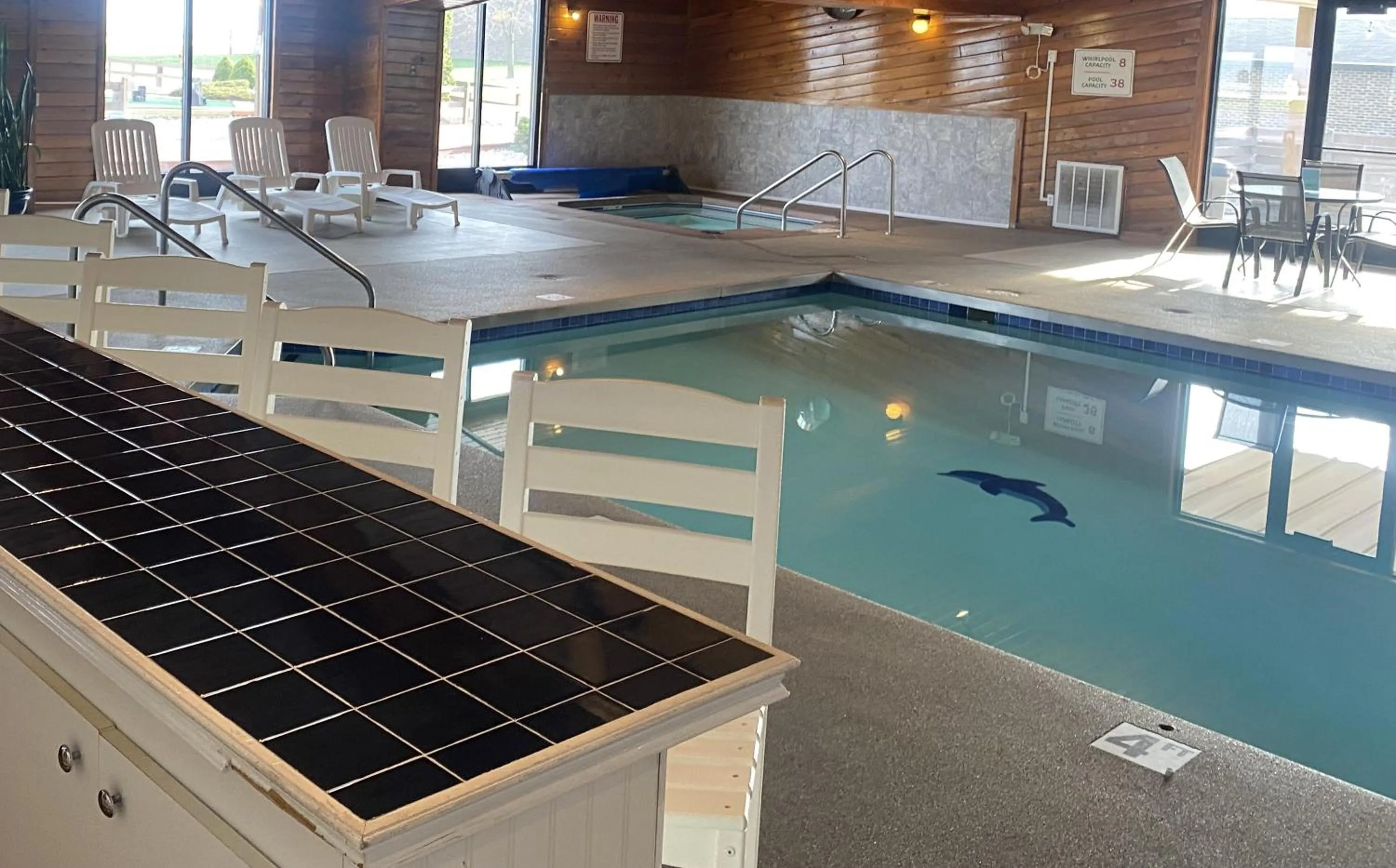 Lounge or bar in Village Inn on the Lake