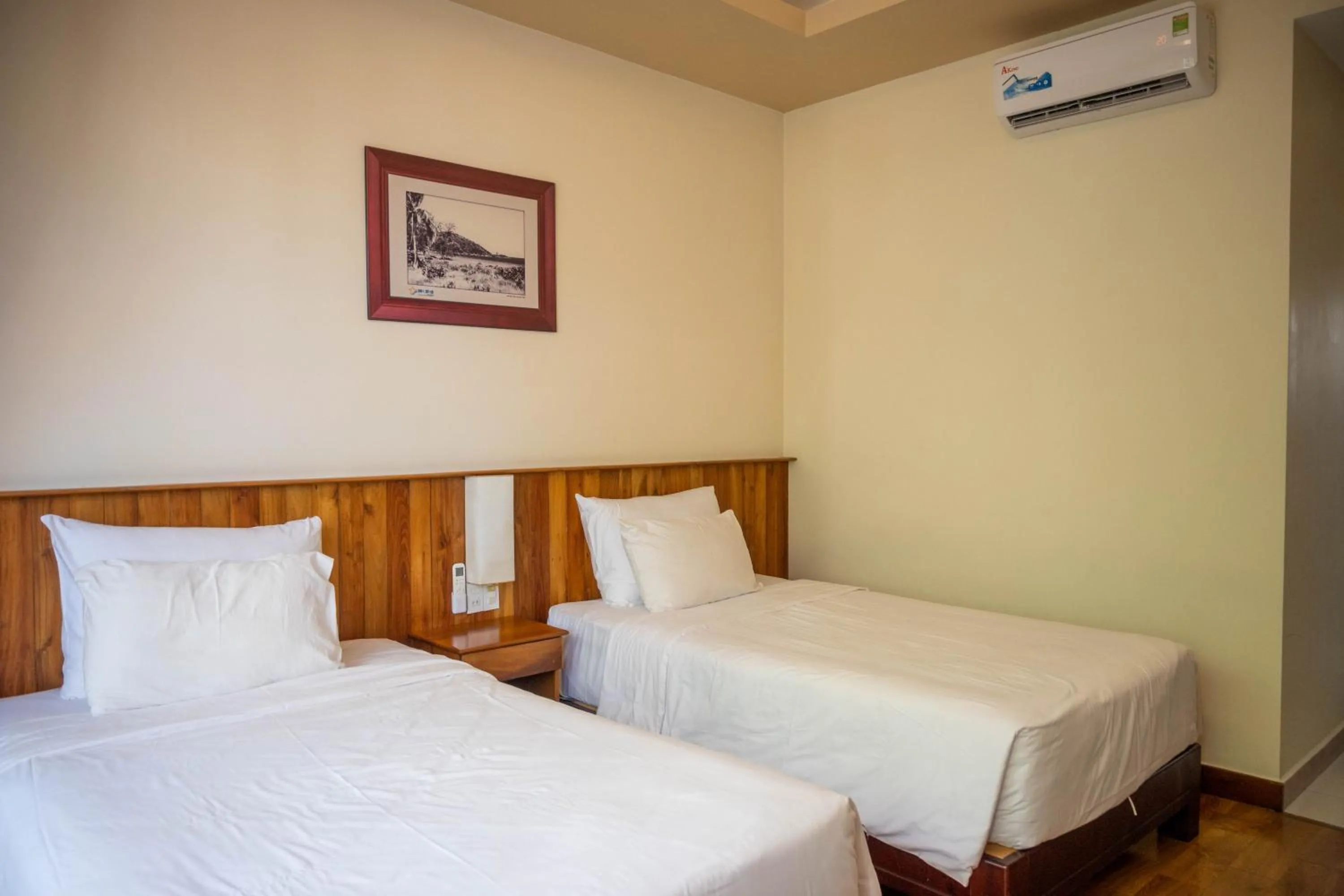 Photo of the whole room, Bed in Sea Star Resort