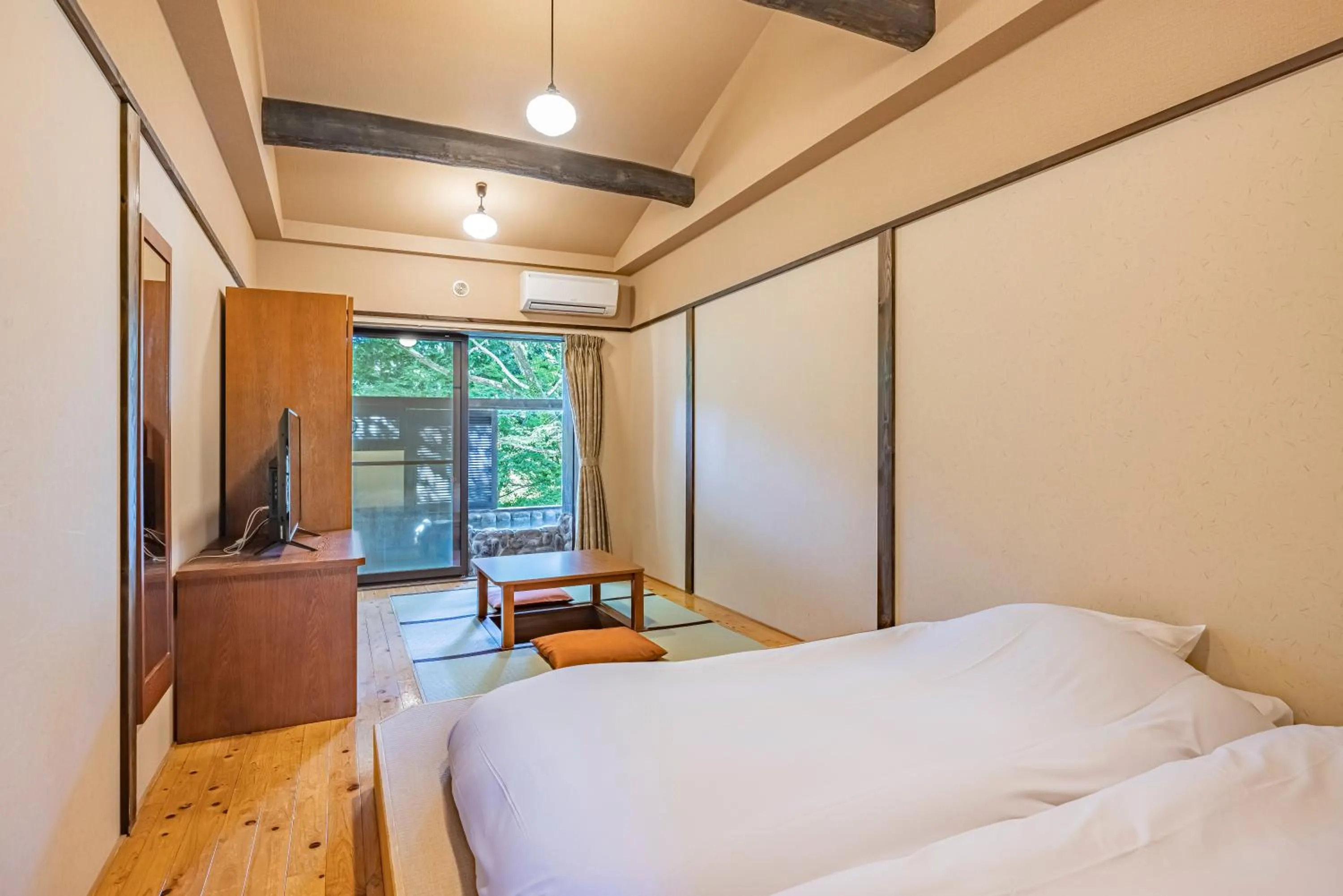 Photo of the whole room, Bed in Sengokuhara Shinanoki Ichinoyu