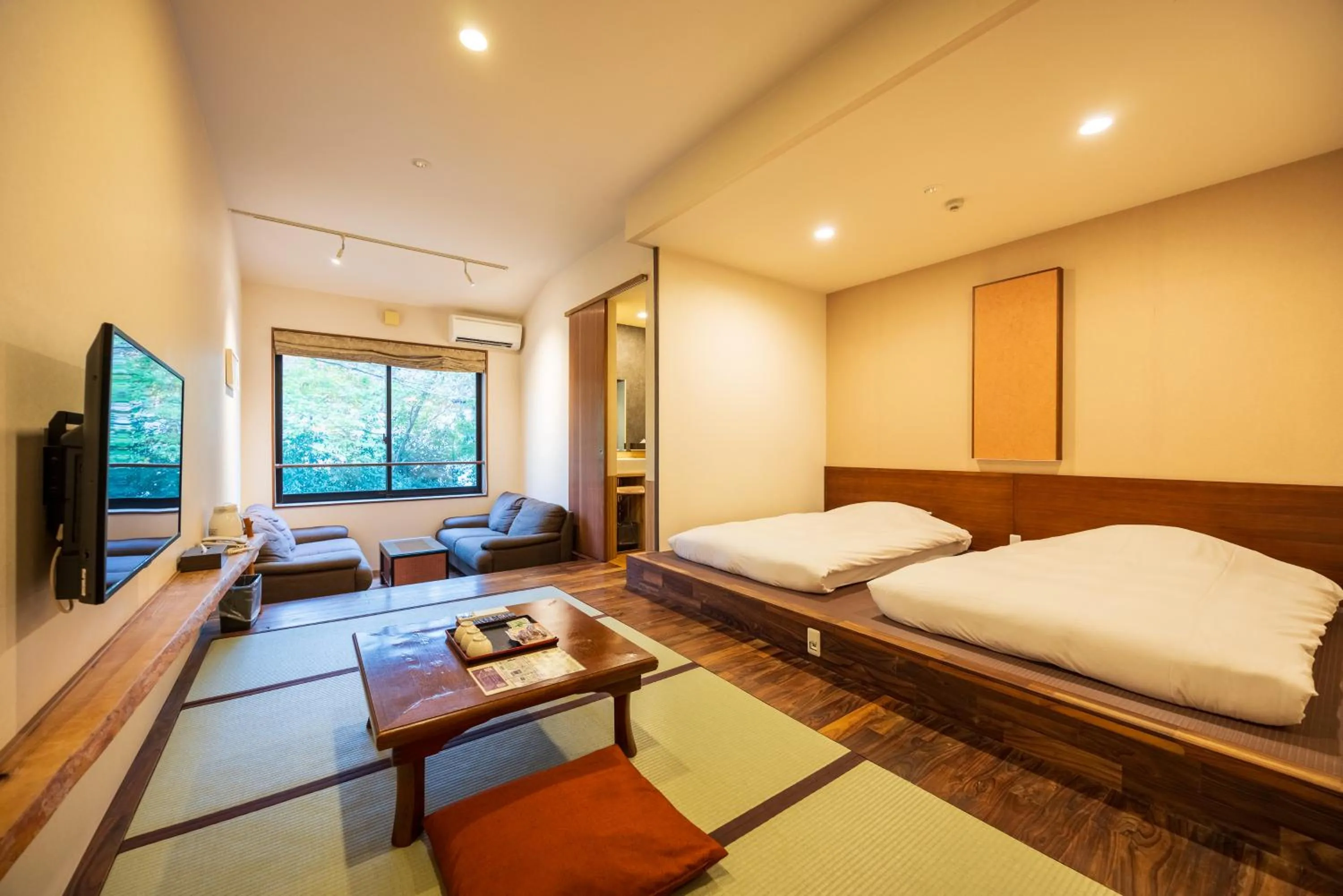 Photo of the whole room, Bed in Sengokuhara Shinanoki Ichinoyu