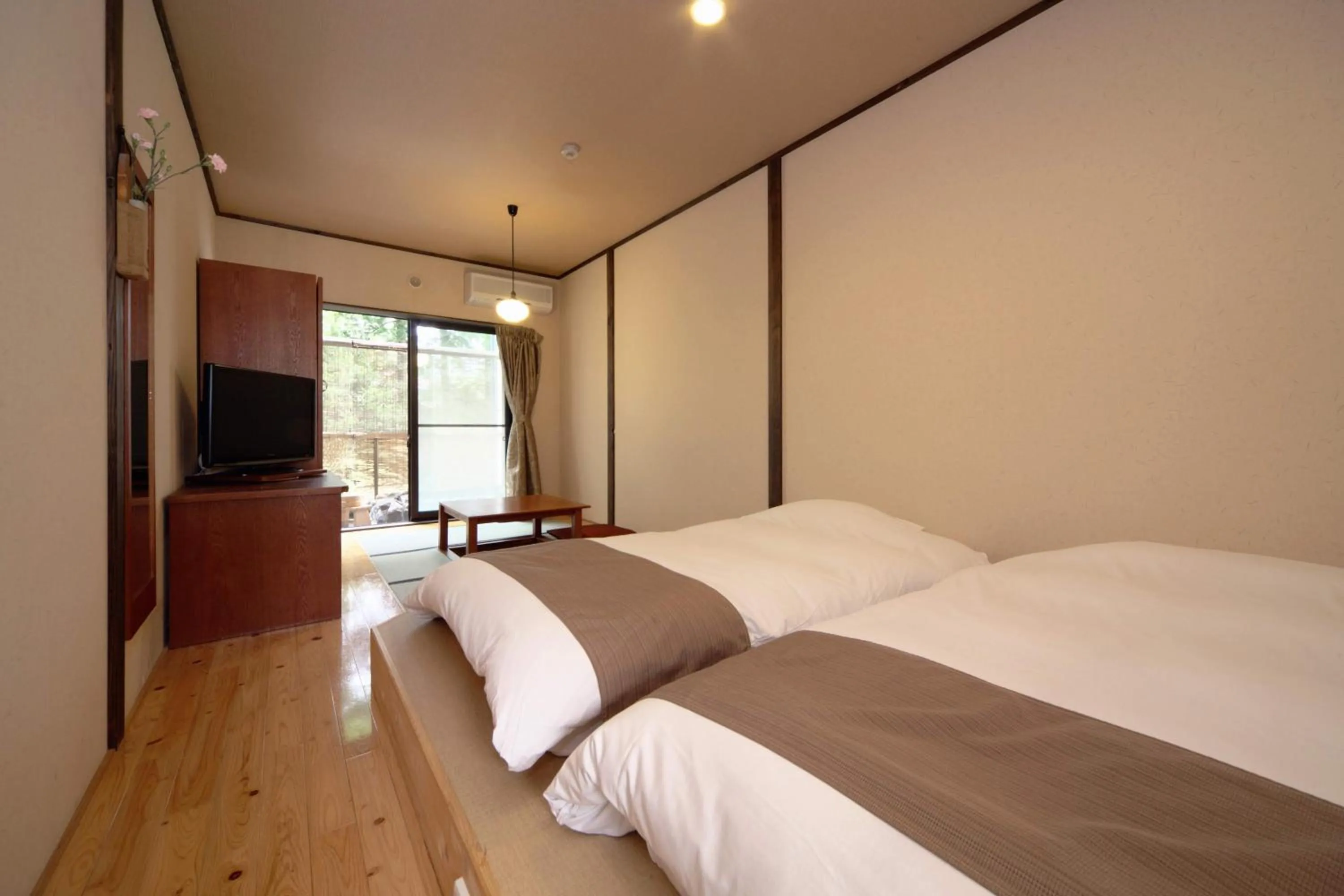 Photo of the whole room, Bed in Sengokuhara Shinanoki Ichinoyu