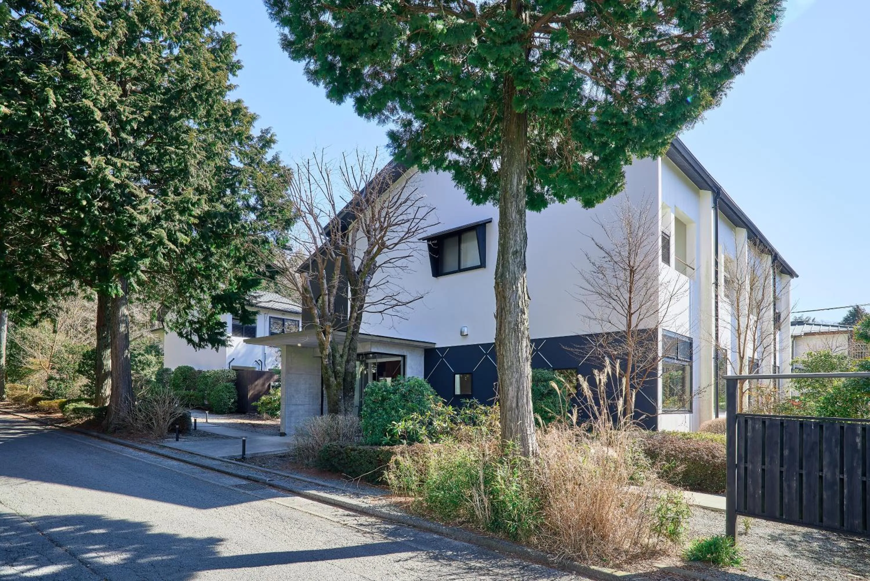 Property building in Sengokuhara Shinanoki Ichinoyu