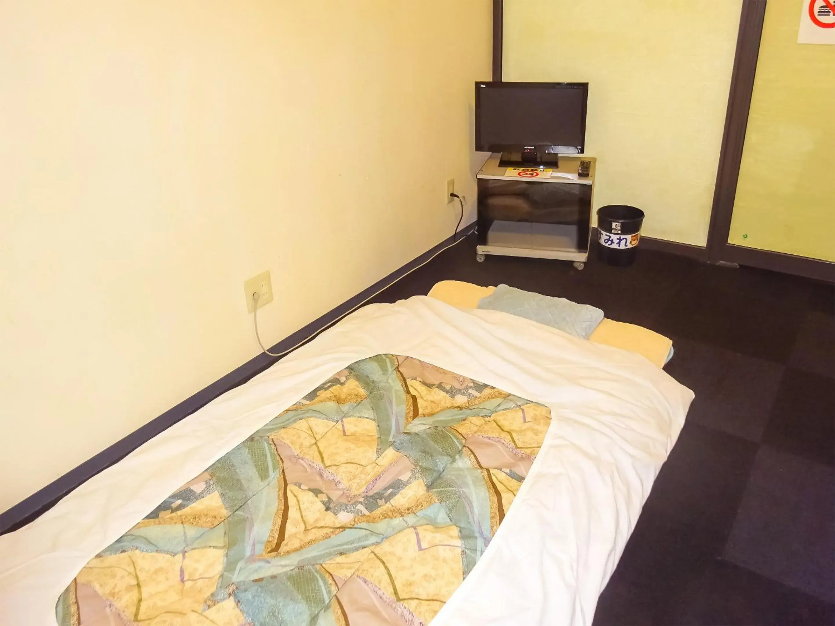 Economy Twin Room in Natural Onsen Hostel Hidamari no Yu Economy Twin Room in Natural Onsen Hostel Hidamari no Yu