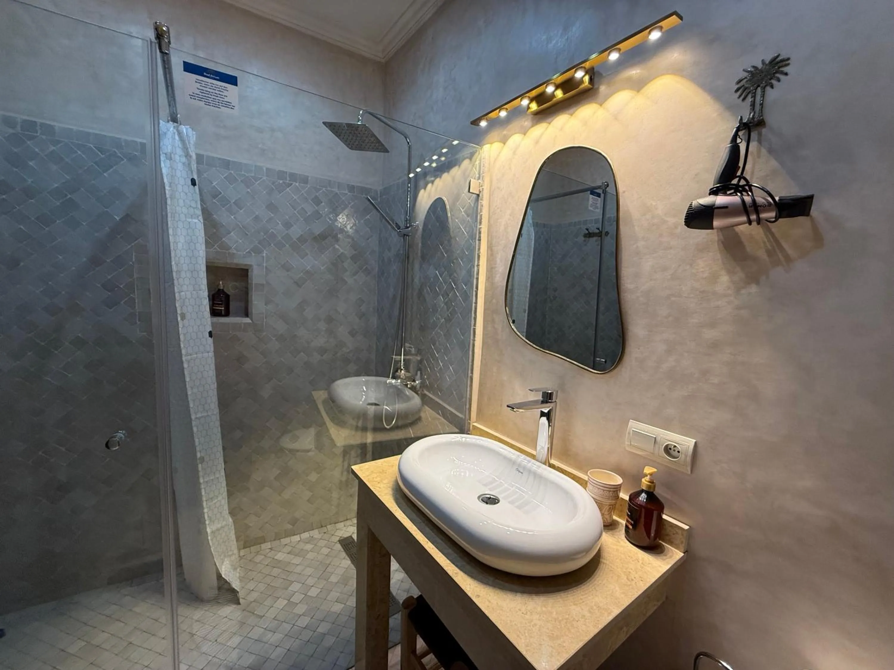 Bathroom in Riad Atrium & Spa