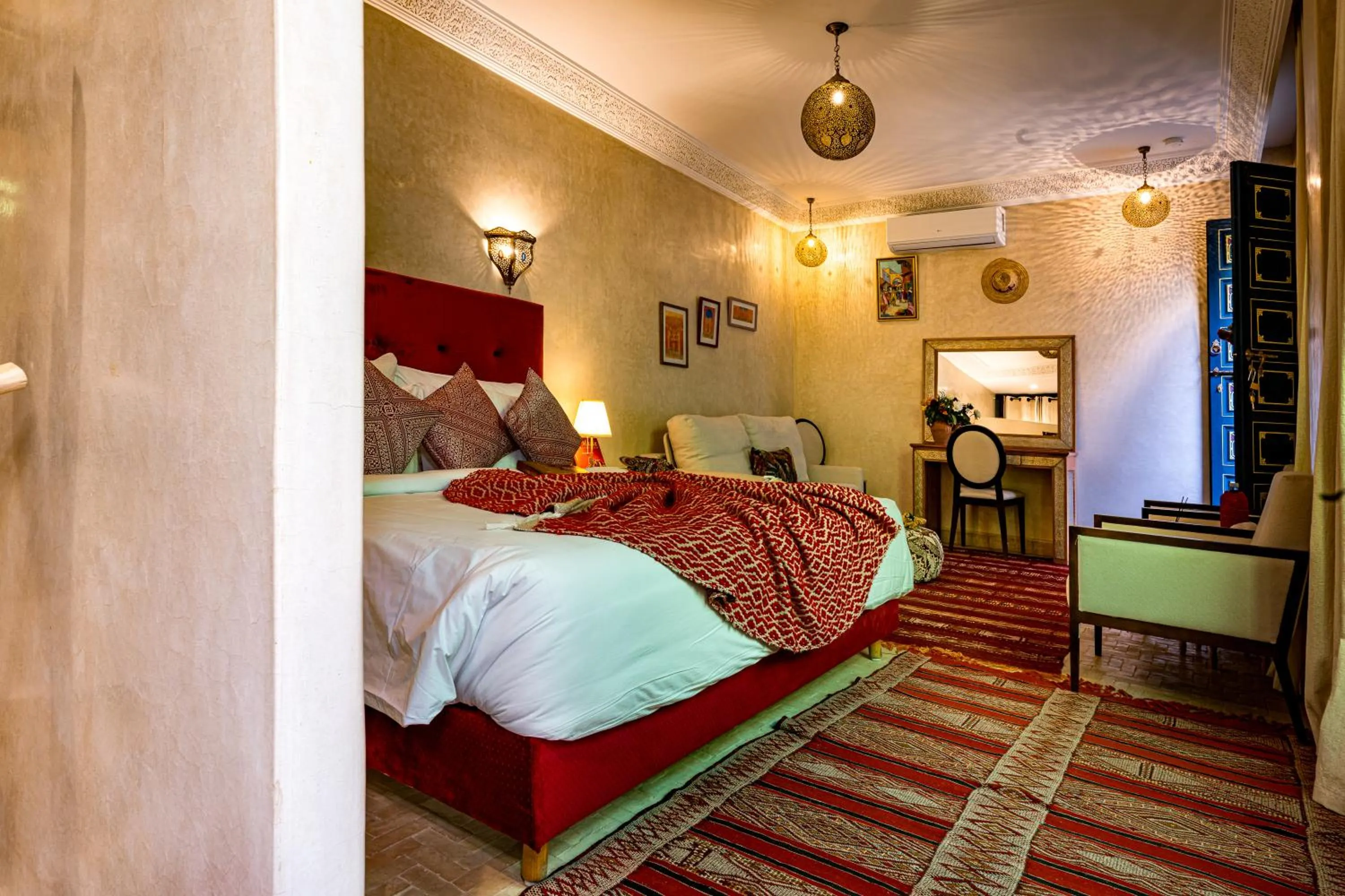 Living room, Bed in Riad Atrium & Spa