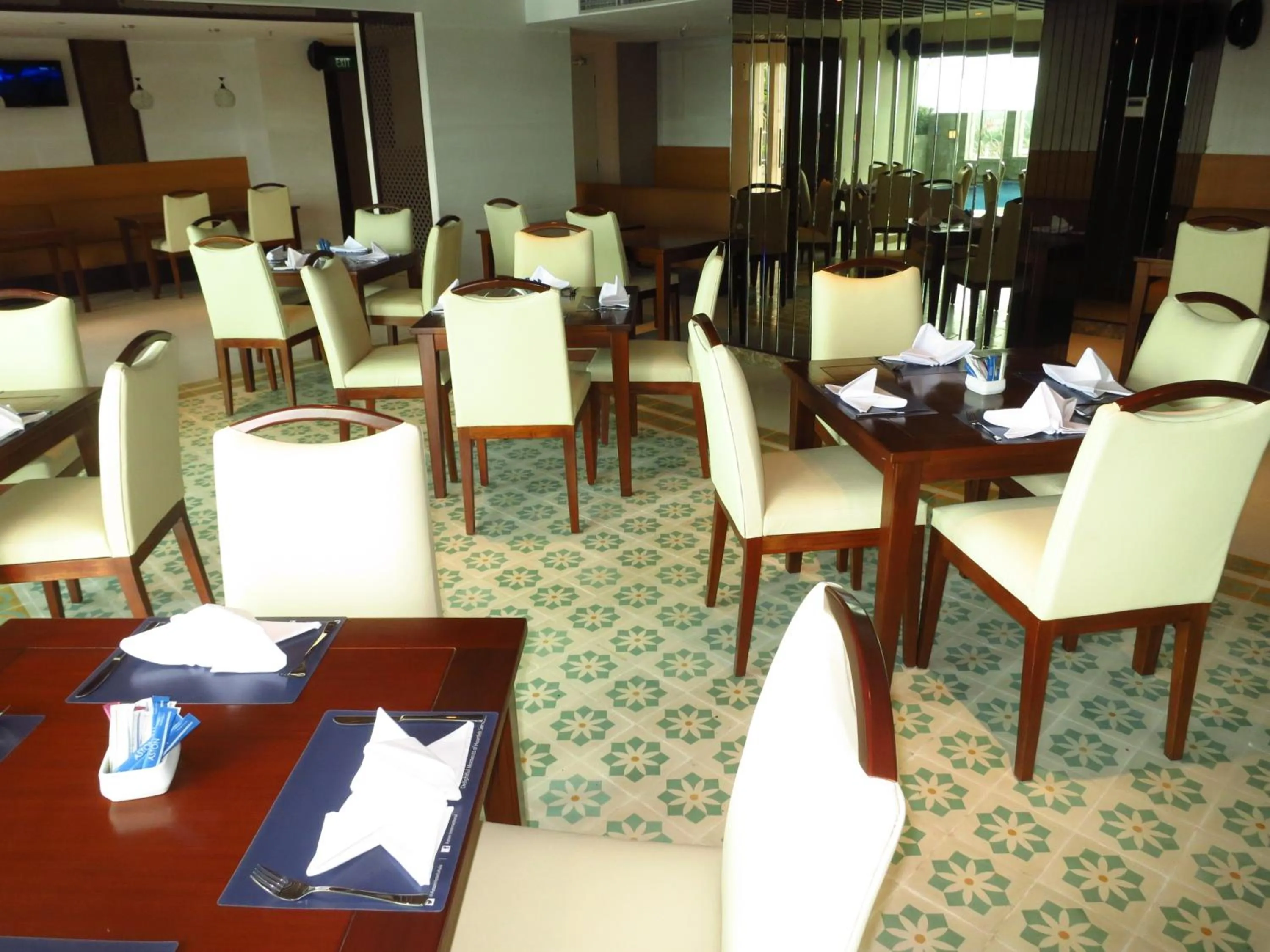 Restaurant/places to eat in Aston Solo Hotel