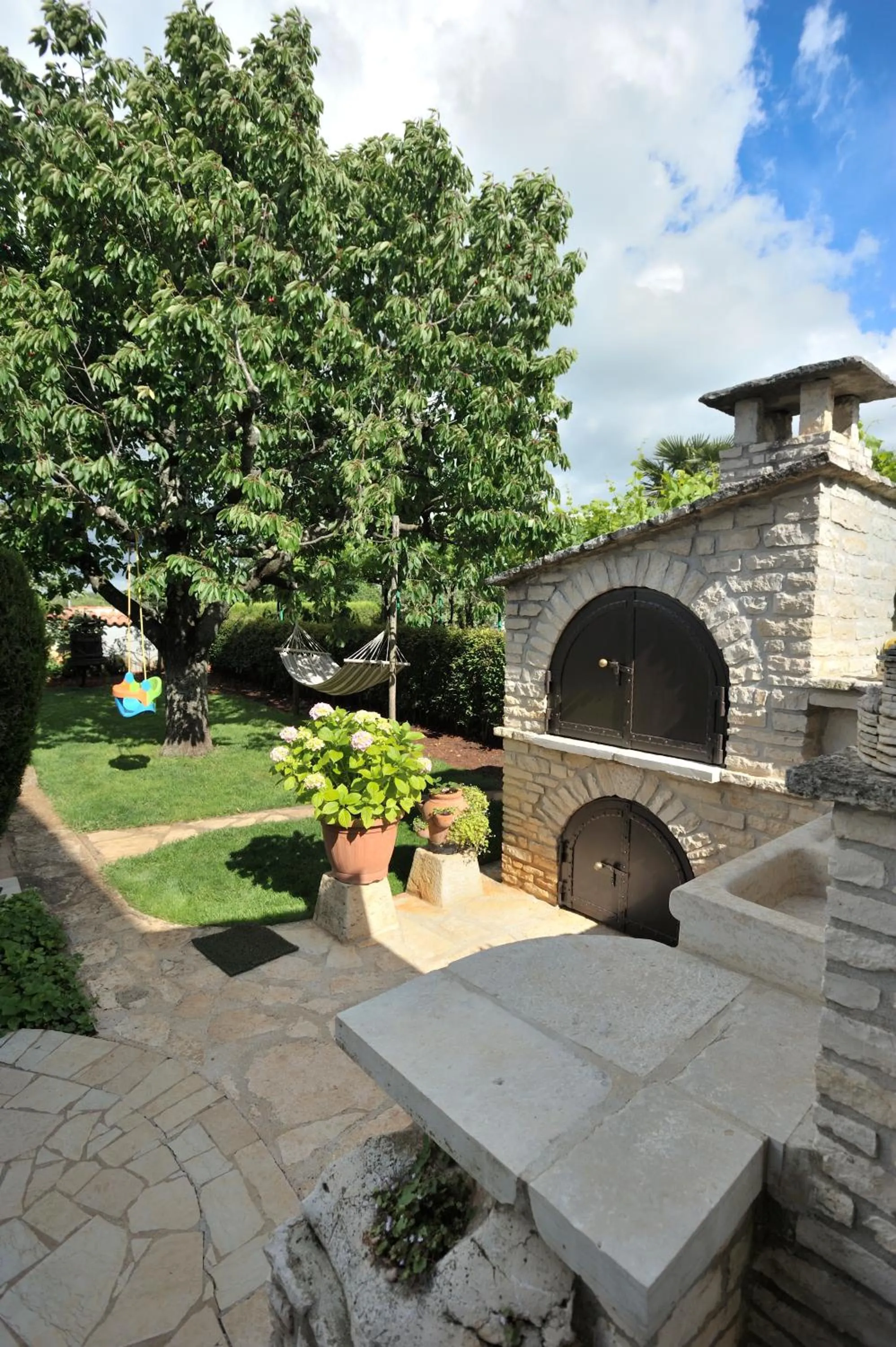 BBQ facilities in Apartmani Villa Otilija