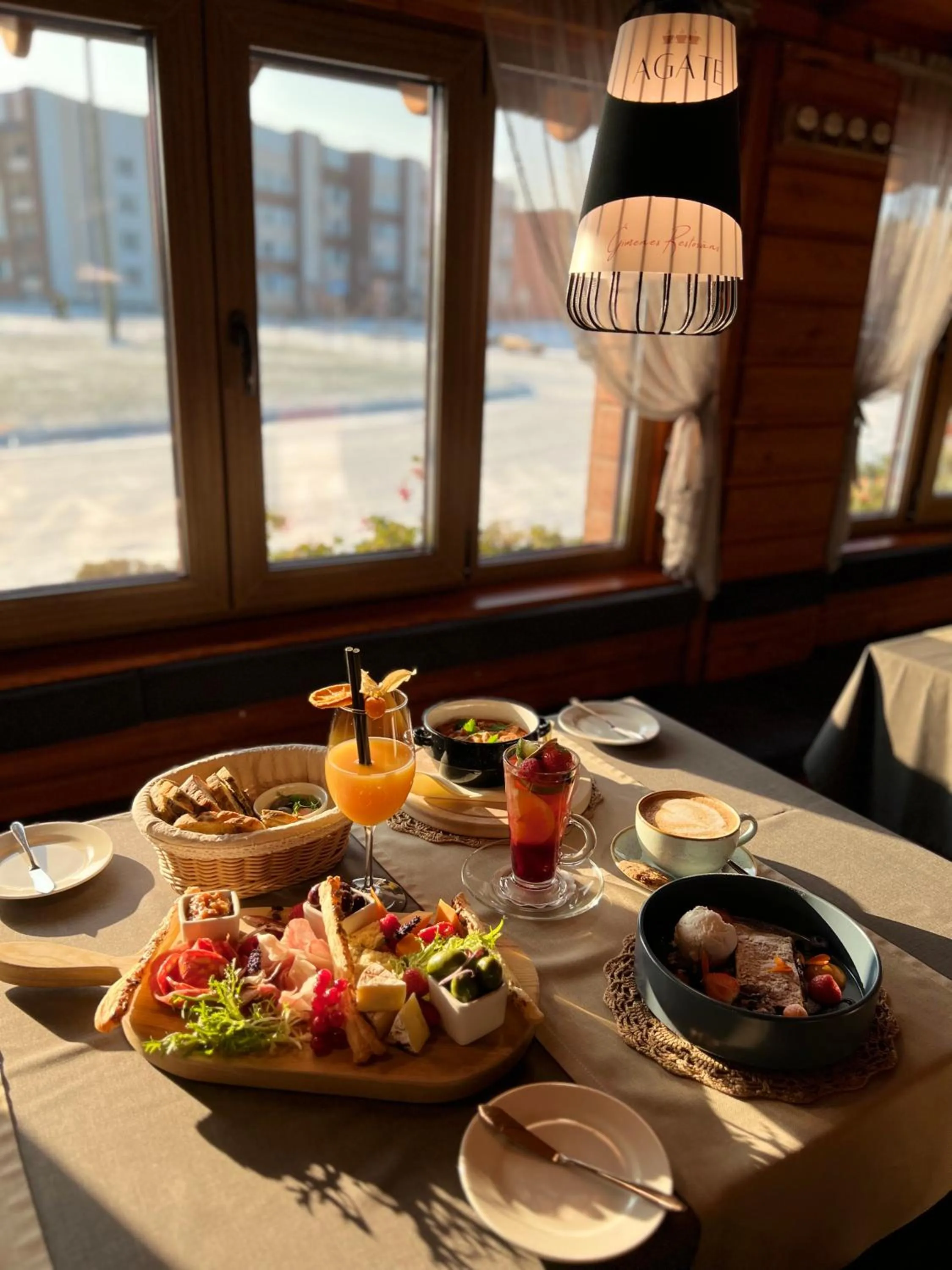 Restaurant/places to eat in Agate Hotel