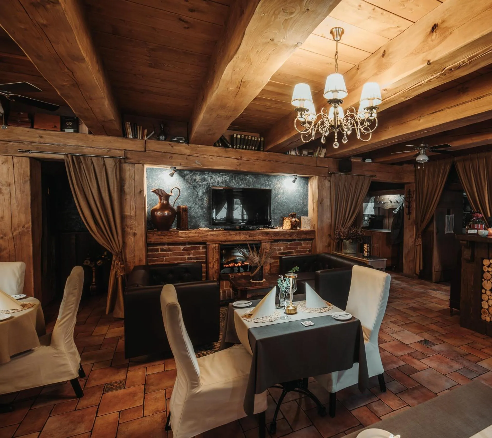 Restaurant/places to eat in Agate Hotel