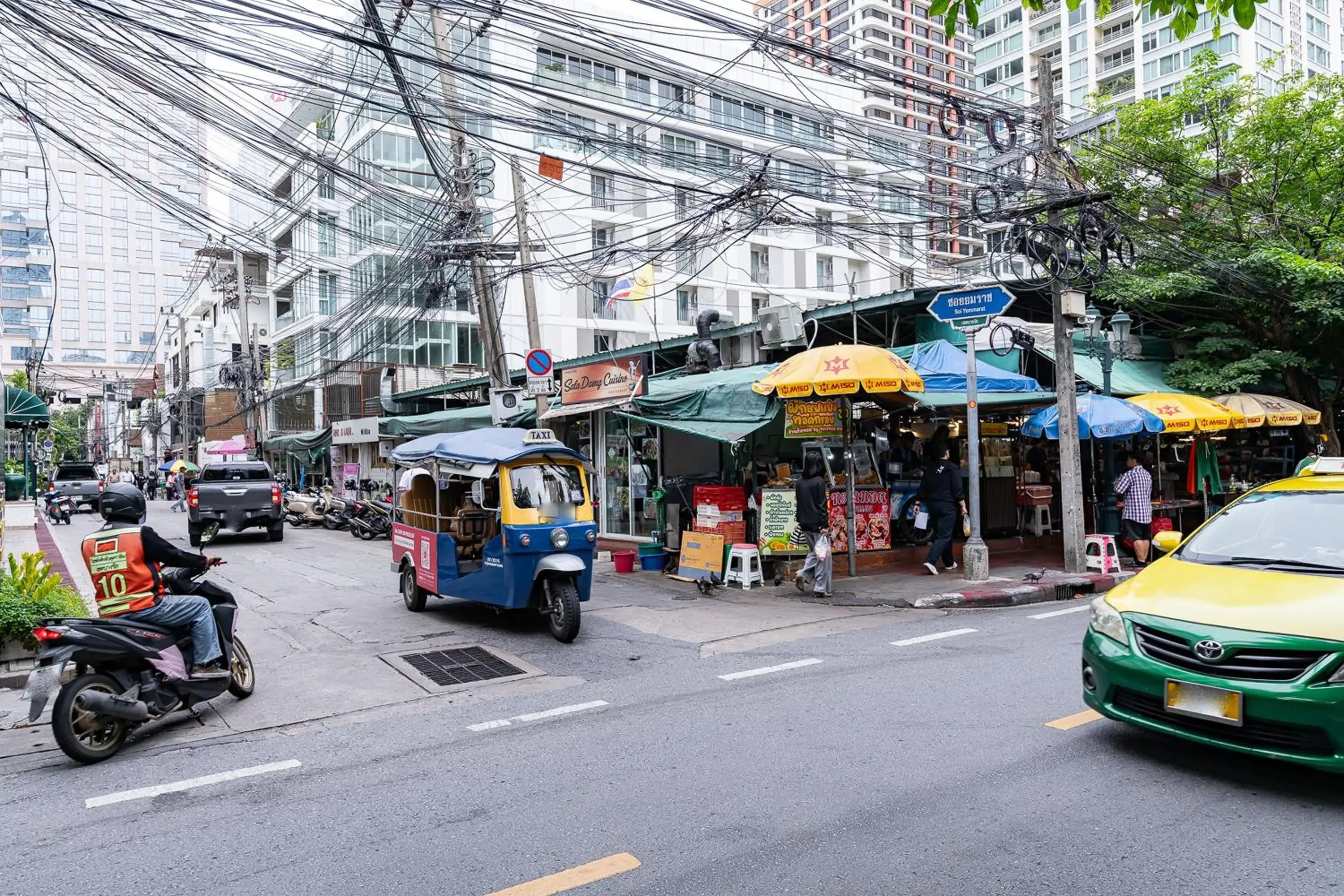 Property building in 23 AVA at Saladaeng Property building in 23 AVA at Saladaeng