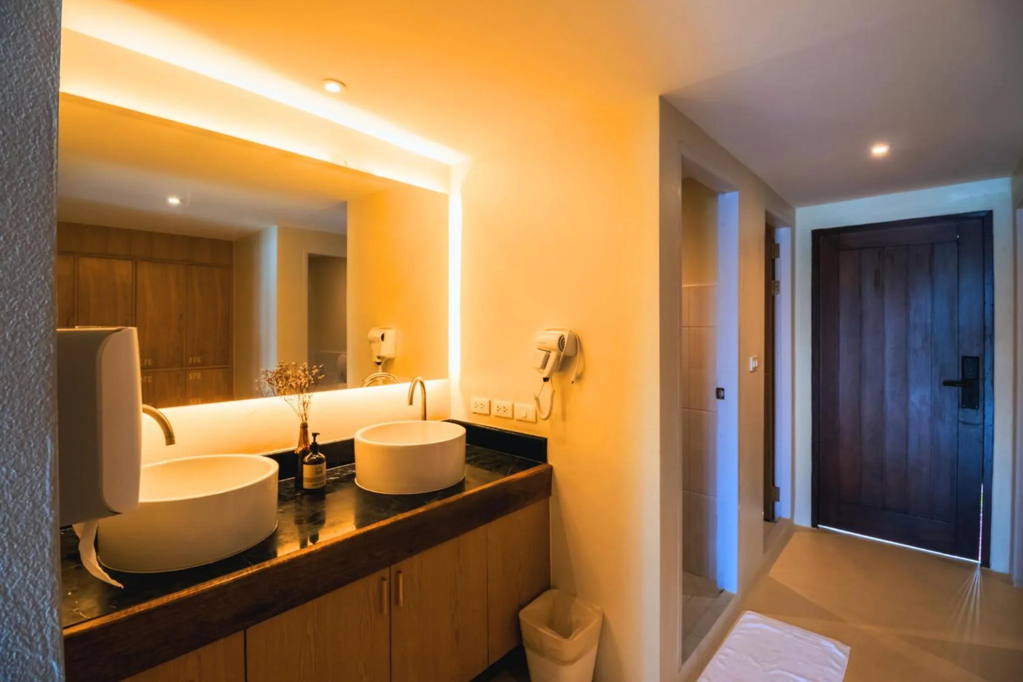 Shower, Bed in Sea Sun Bed & Beyond