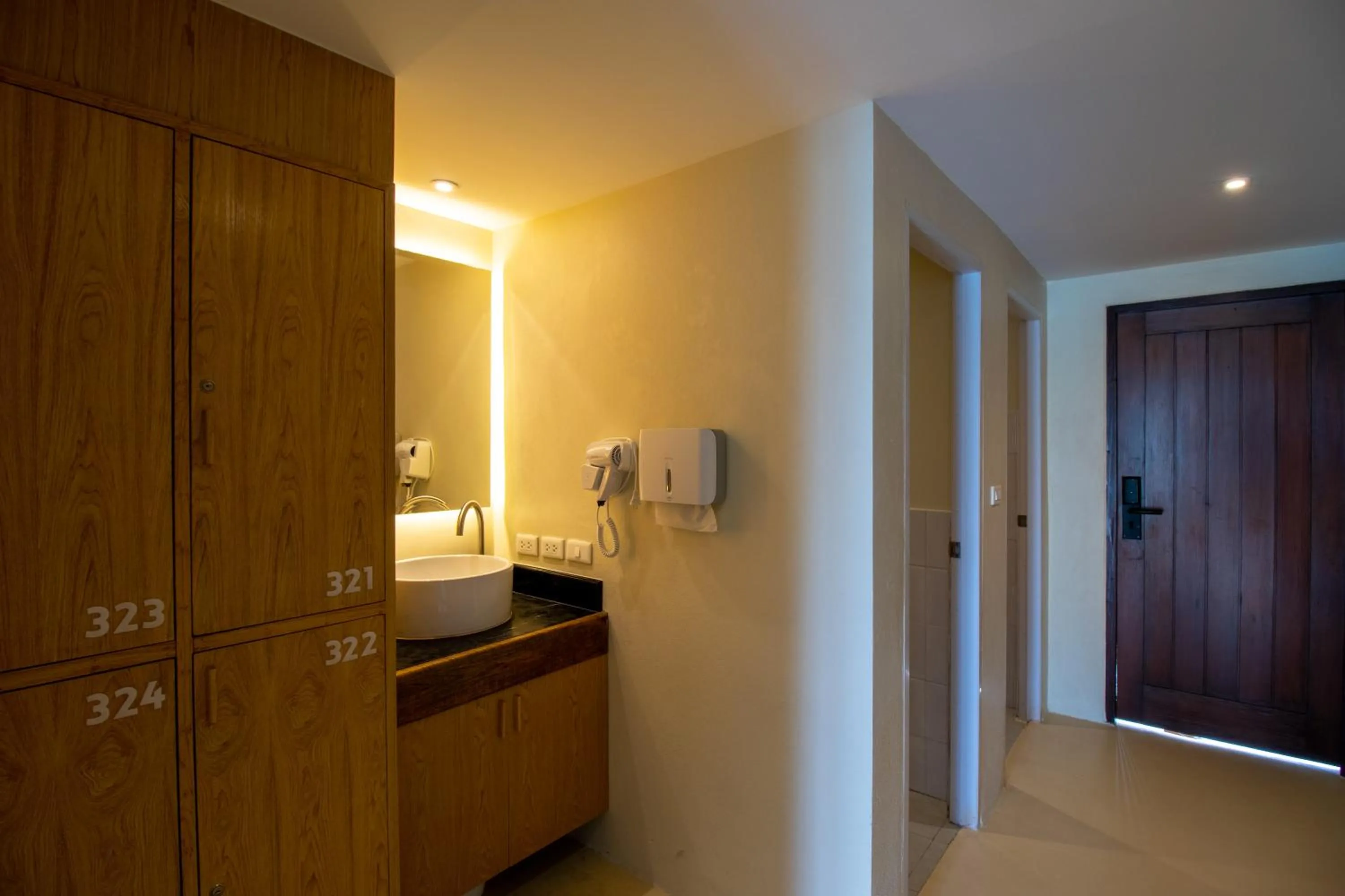 Restaurant/places to eat in Sea Sun Bed & Beyond