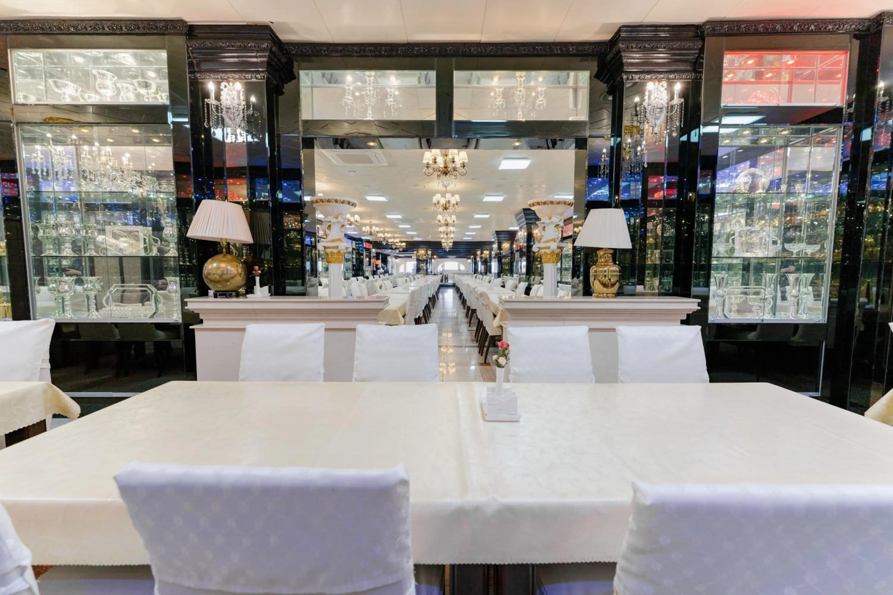 Restaurant/places to eat in Hotel Gaya