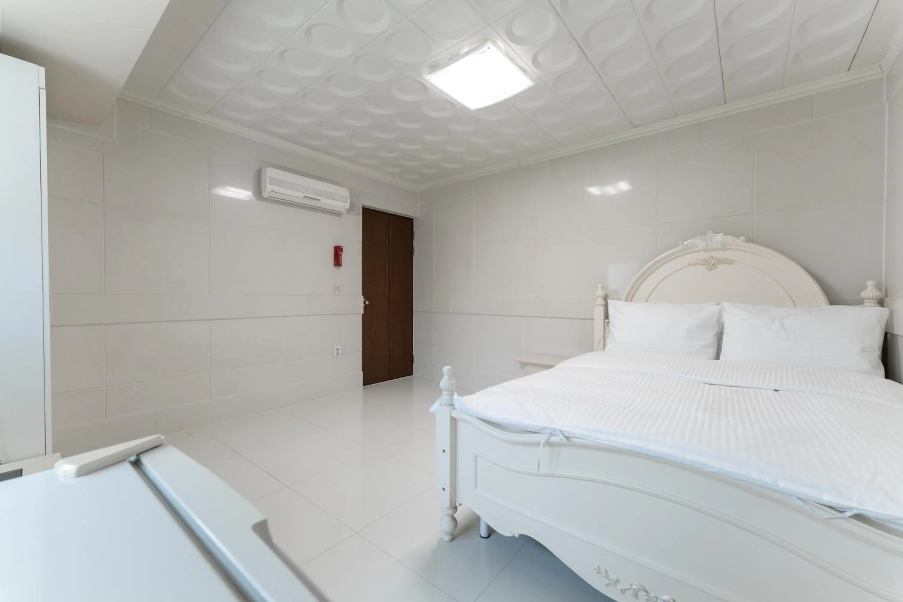 Bedroom, Bed in Hotel Gaya