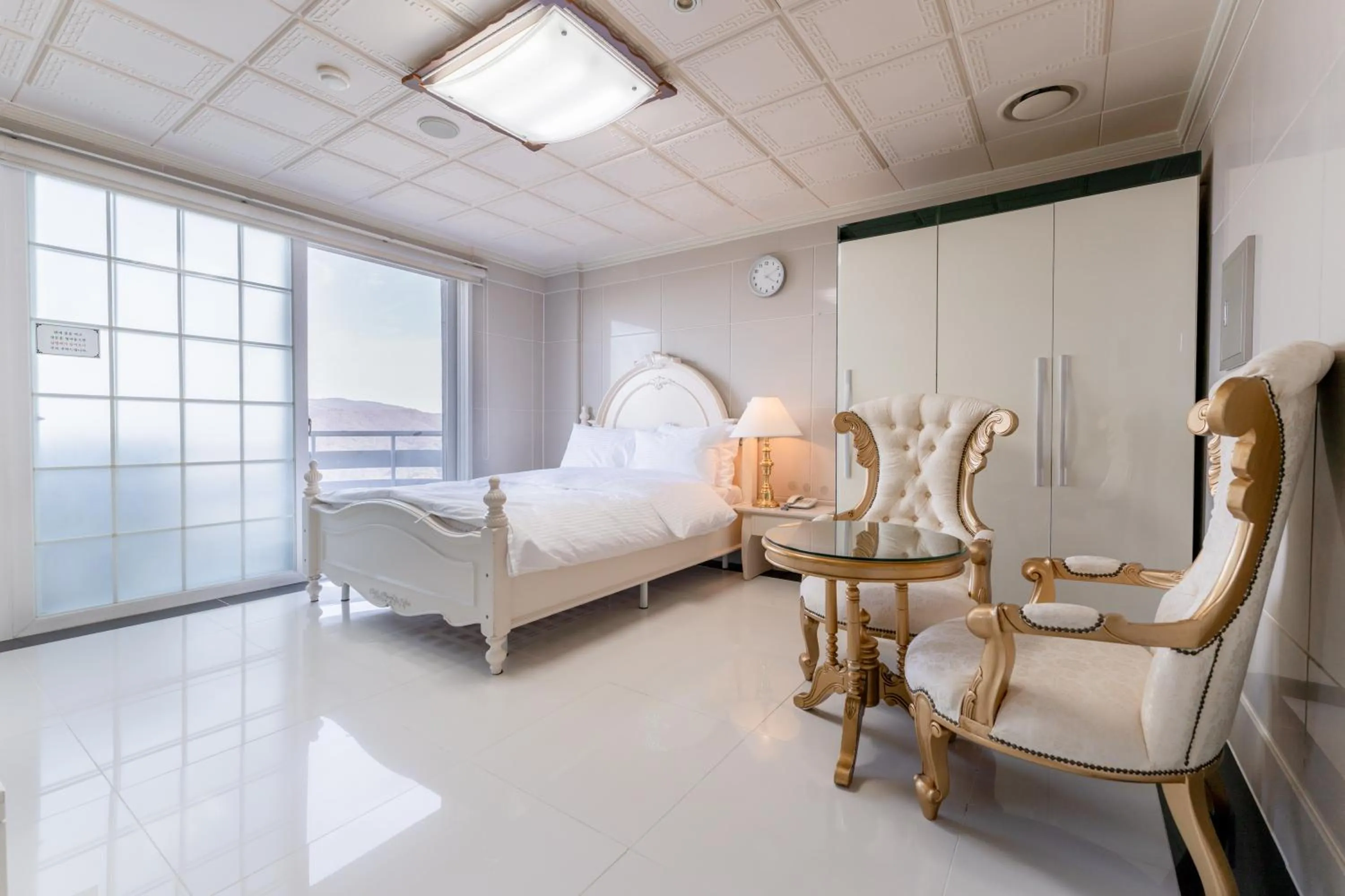 Bedroom, Bed in Hotel Gaya