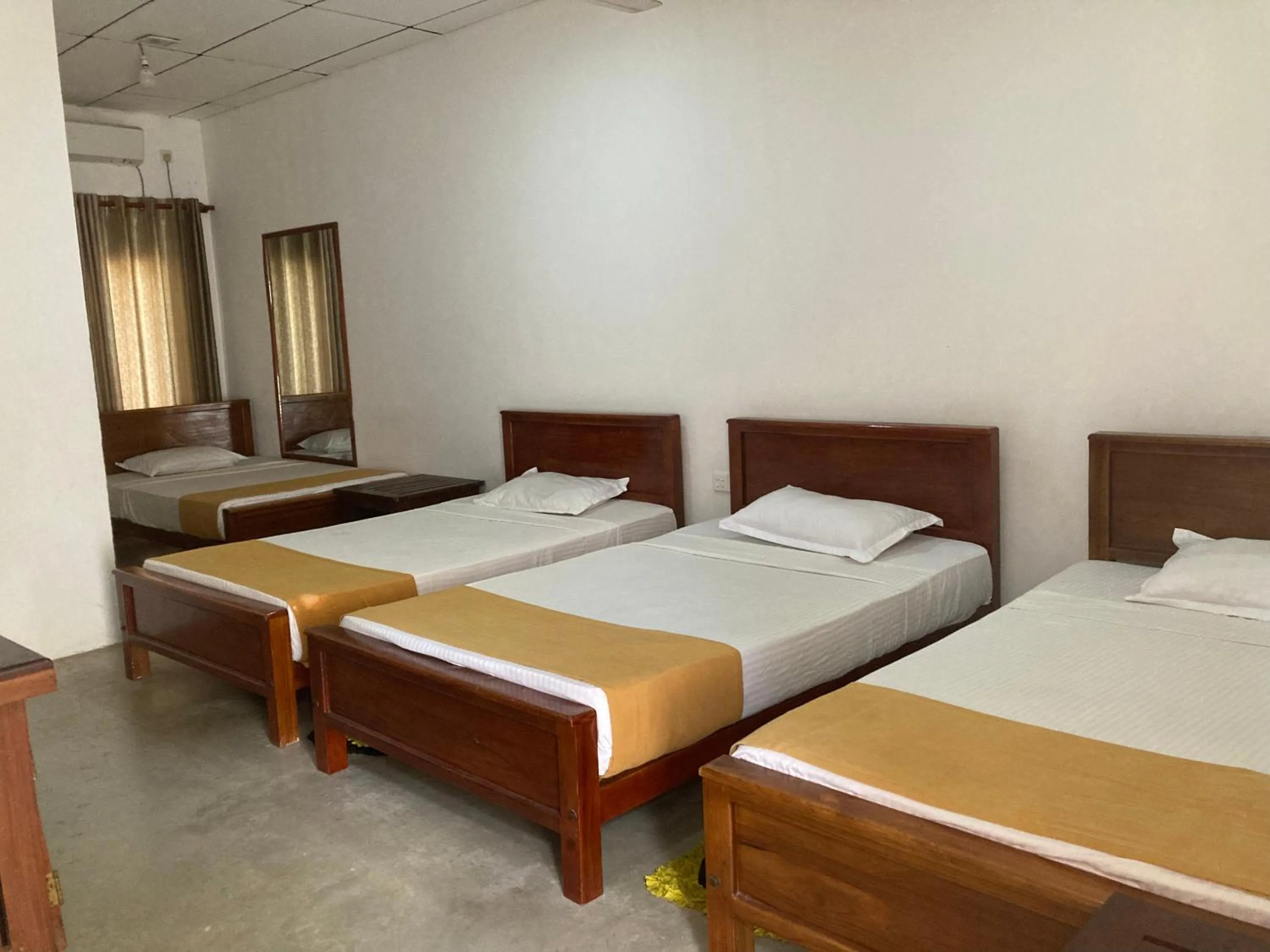 Photo of the whole room, Bed in Trinco Rest House