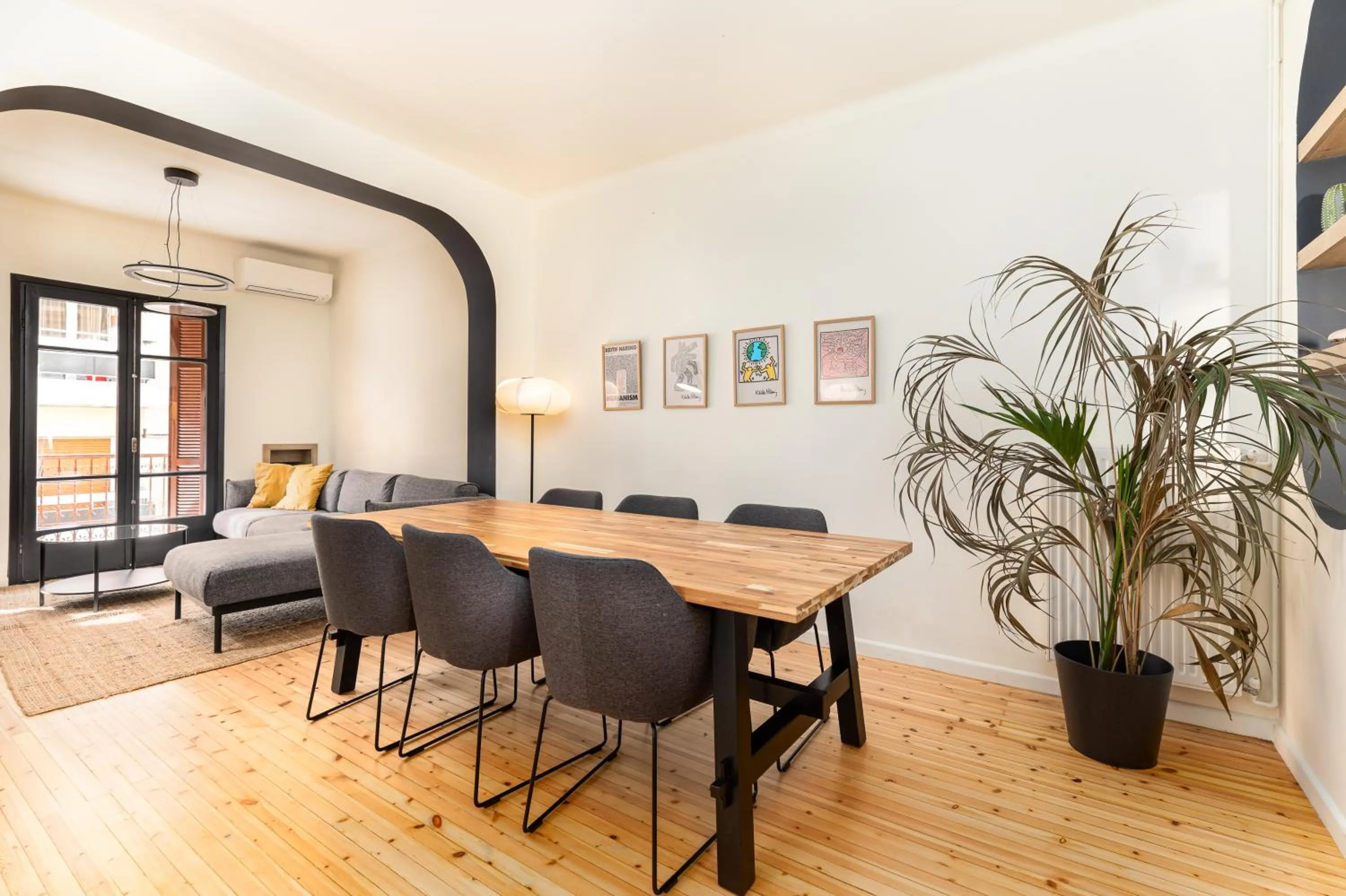 Dining area in Vista by halu!: Spacious City Centre Home
