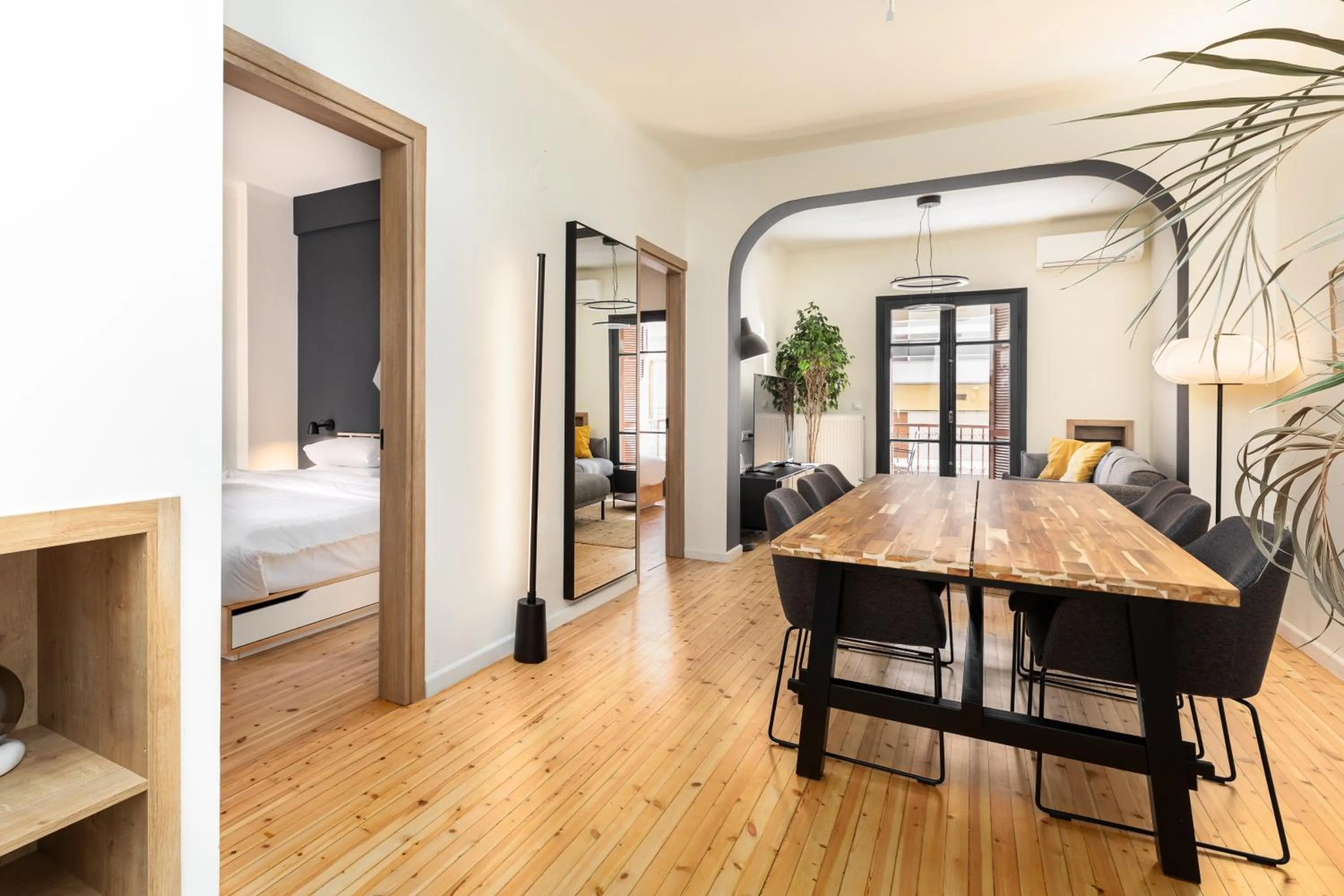 Dining area, Bed in Vista by halu!: Spacious City Centre Home
