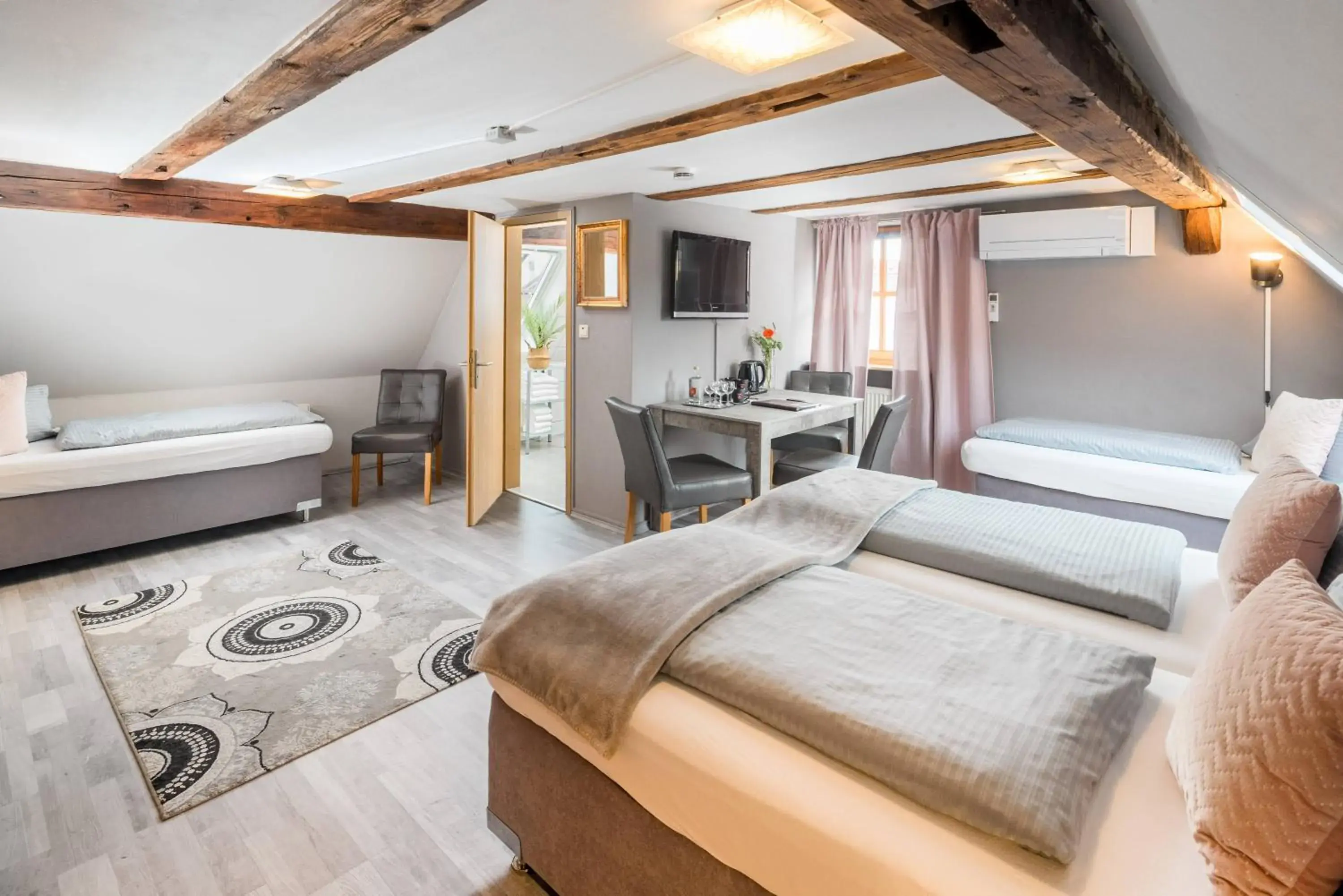 Quadruple Room with Private Bathroom in Hotel Nürnberger Hof in Altdorf Quadruple Room with Private Bathroom in Hotel Nürnberger Hof in Altdorf