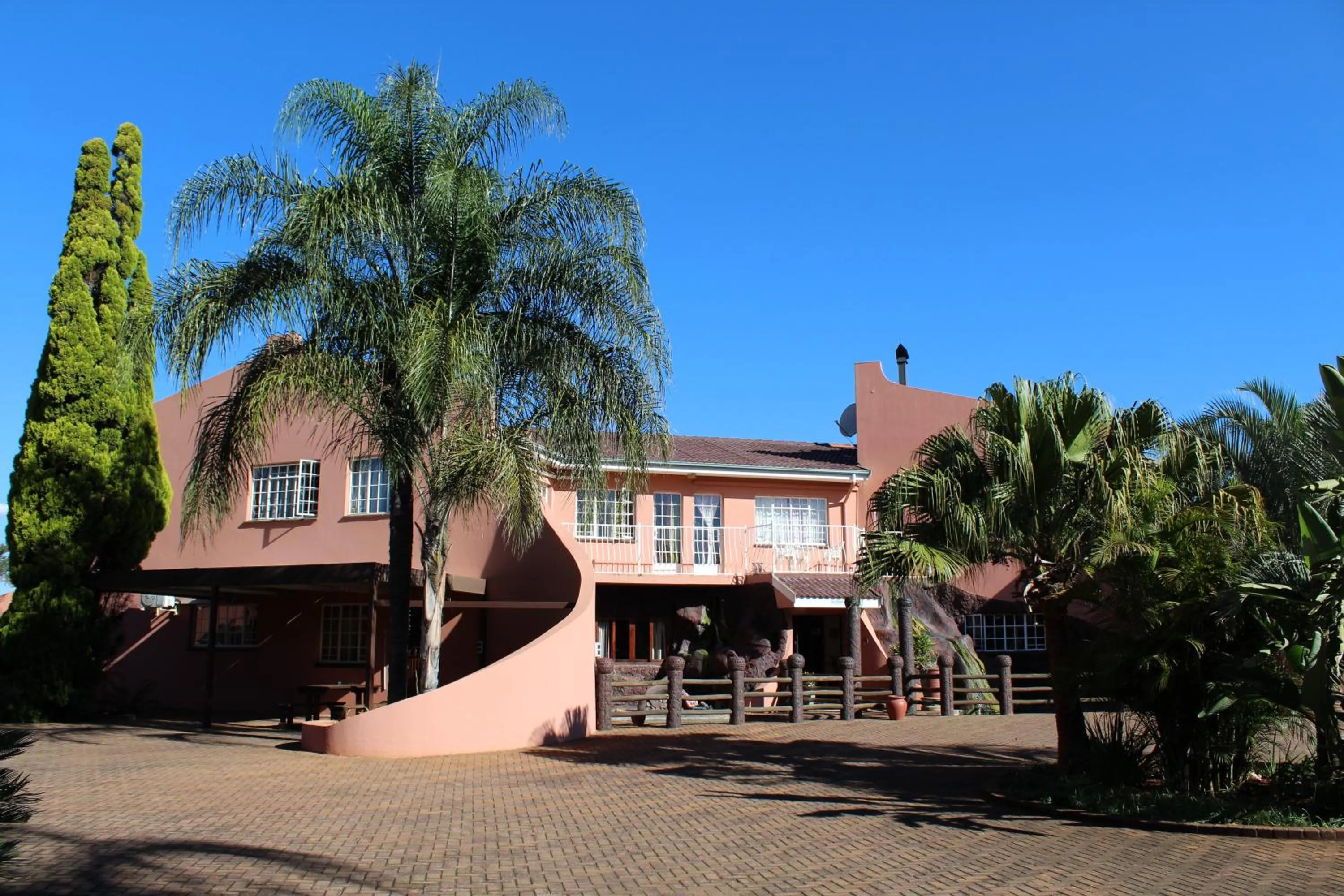 Facade/entrance in El Gran Chaparral Guest House