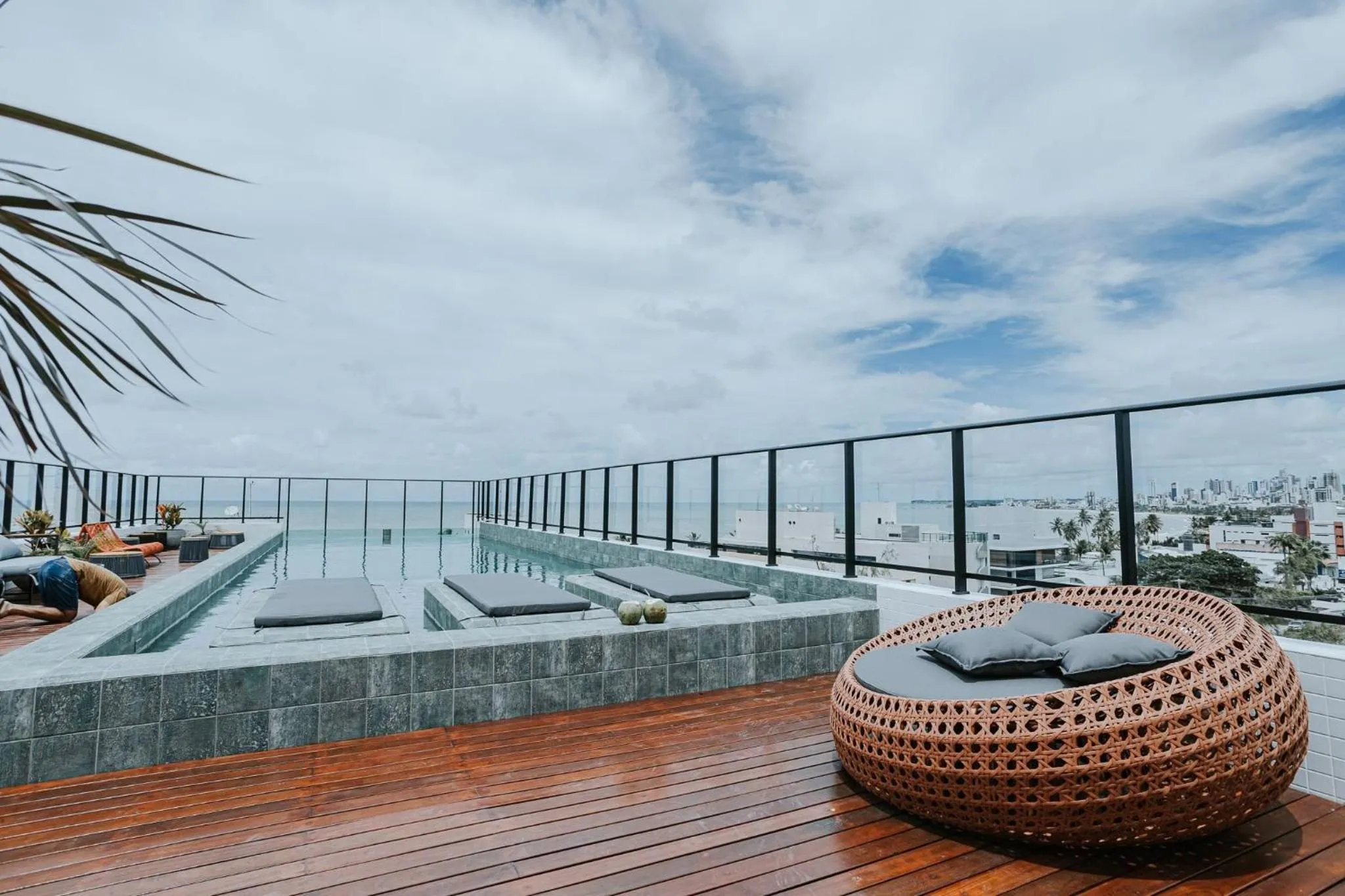 Swimming pool in Belo flat na praia do Bessa