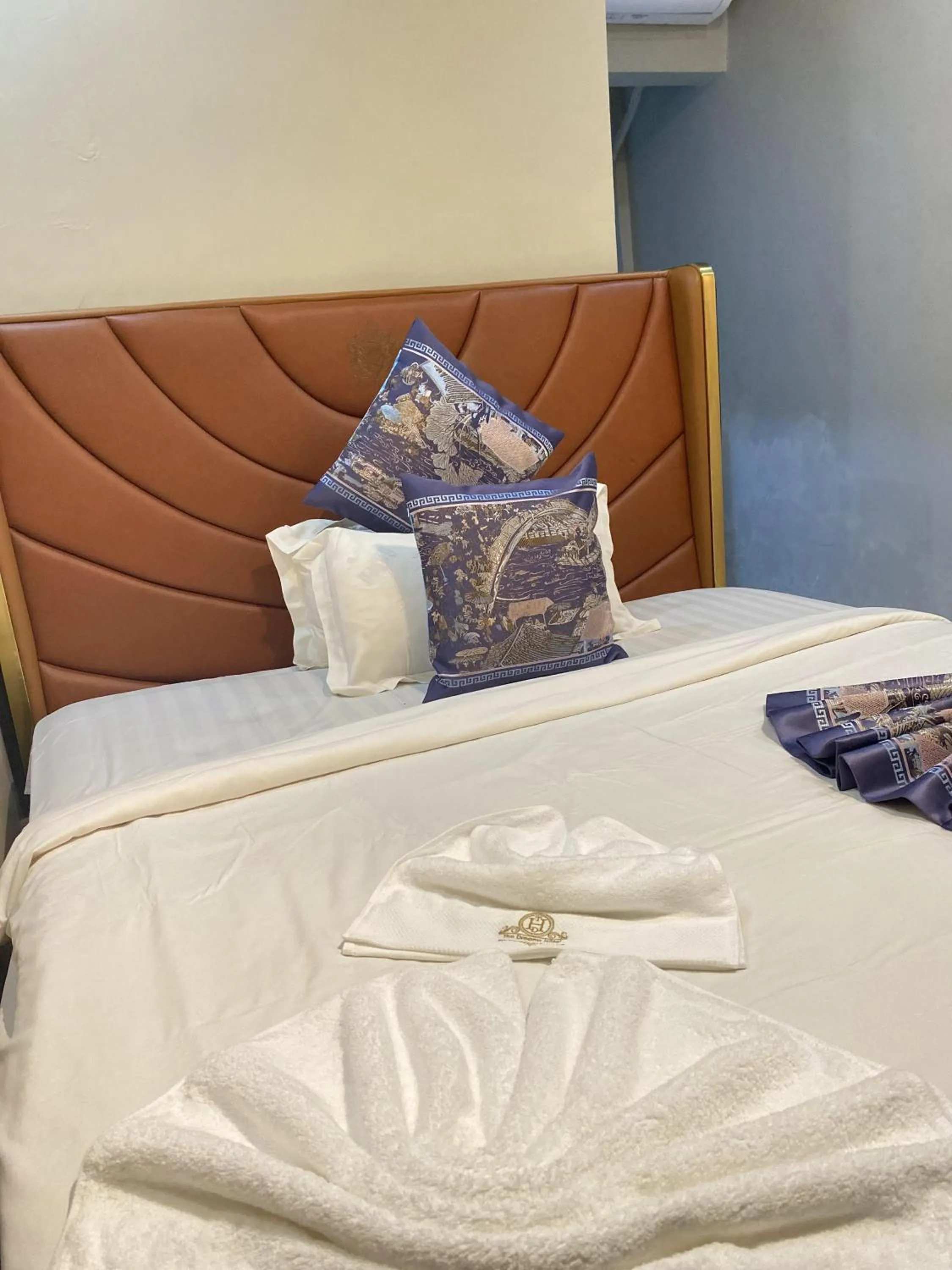 Bed in THE DREAMS HOTEL