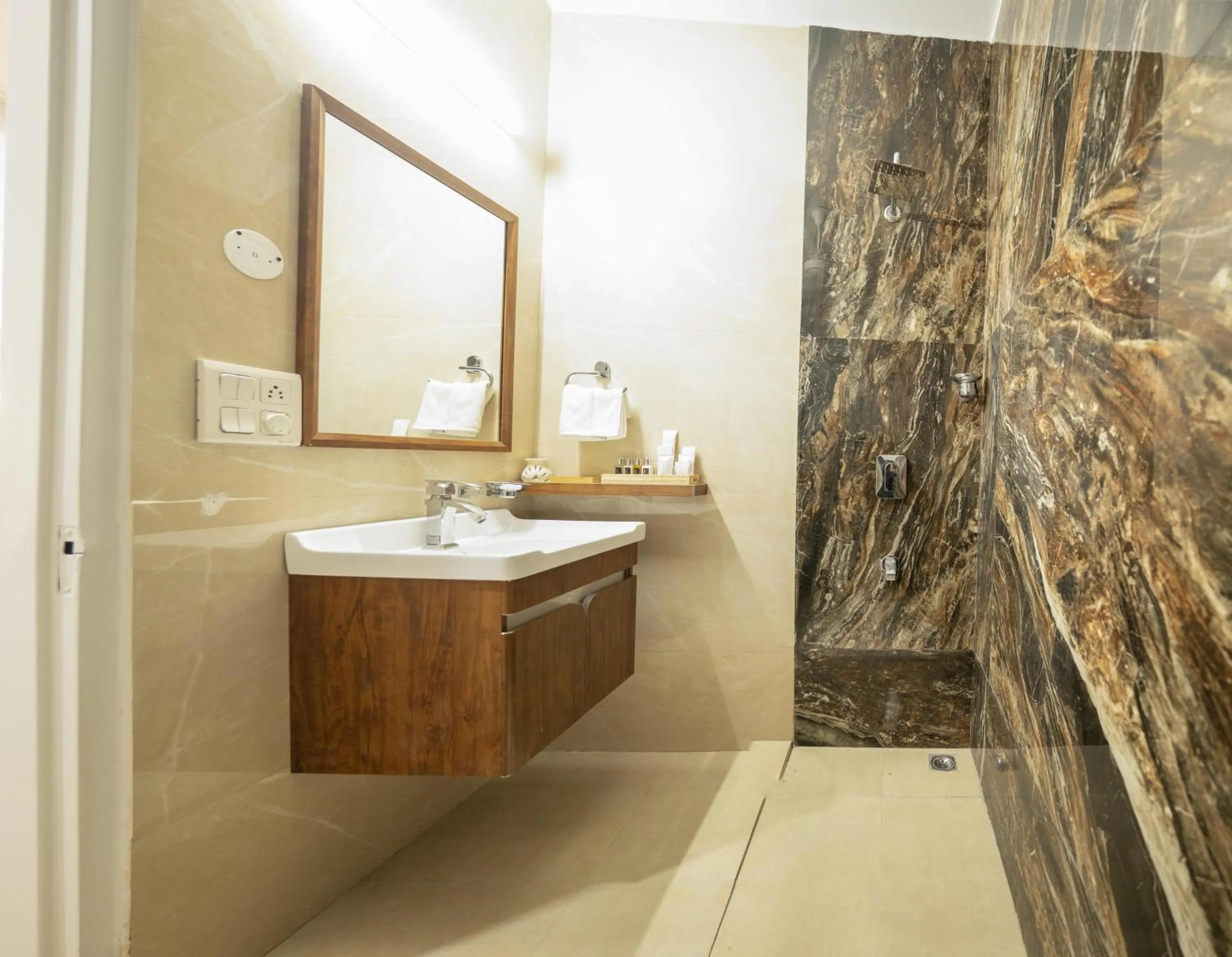 Shower in Firebrick Boutique Residences - GARNET HOUSE