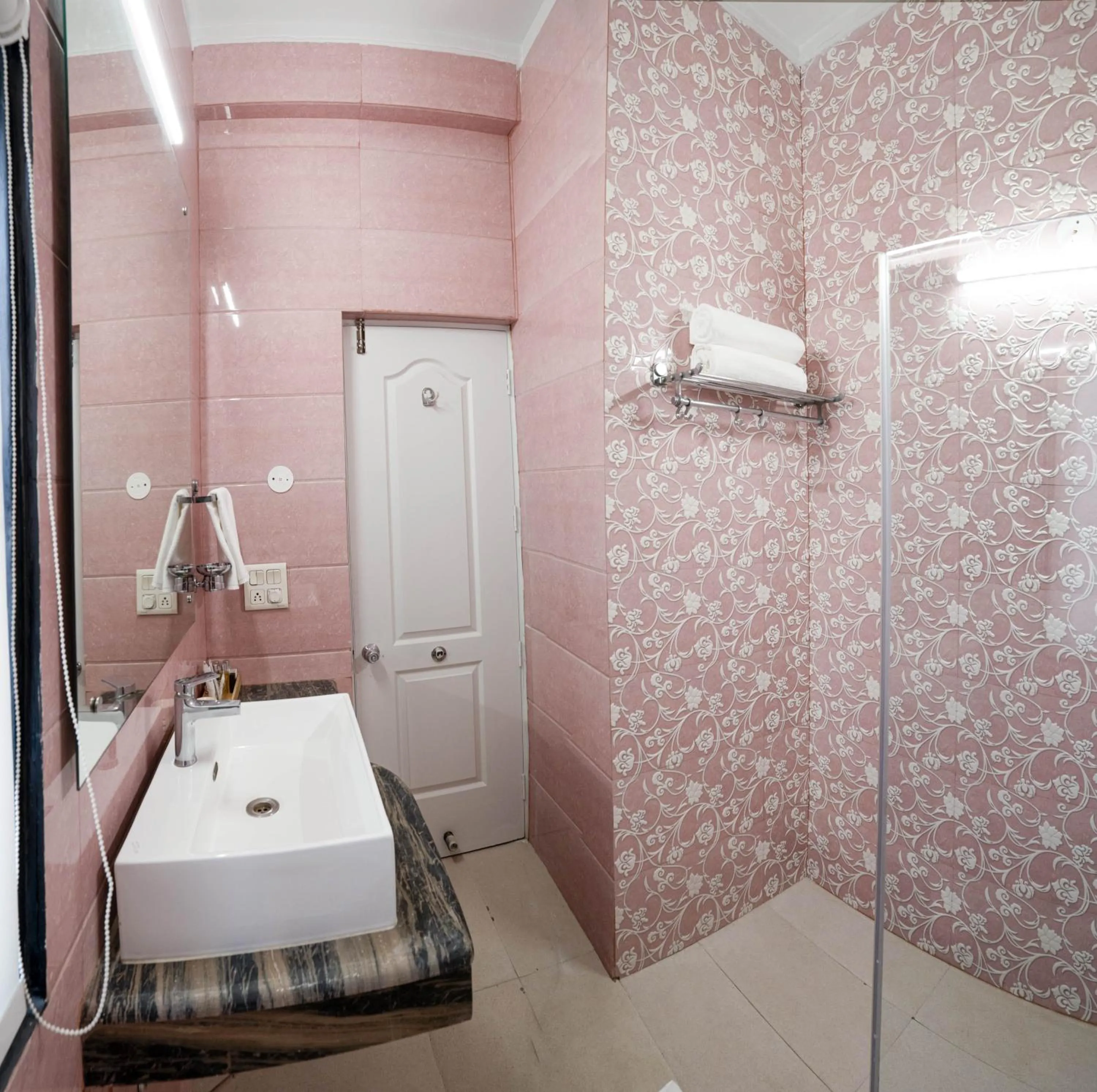 Shower in Firebrick Boutique Residences - GARNET HOUSE