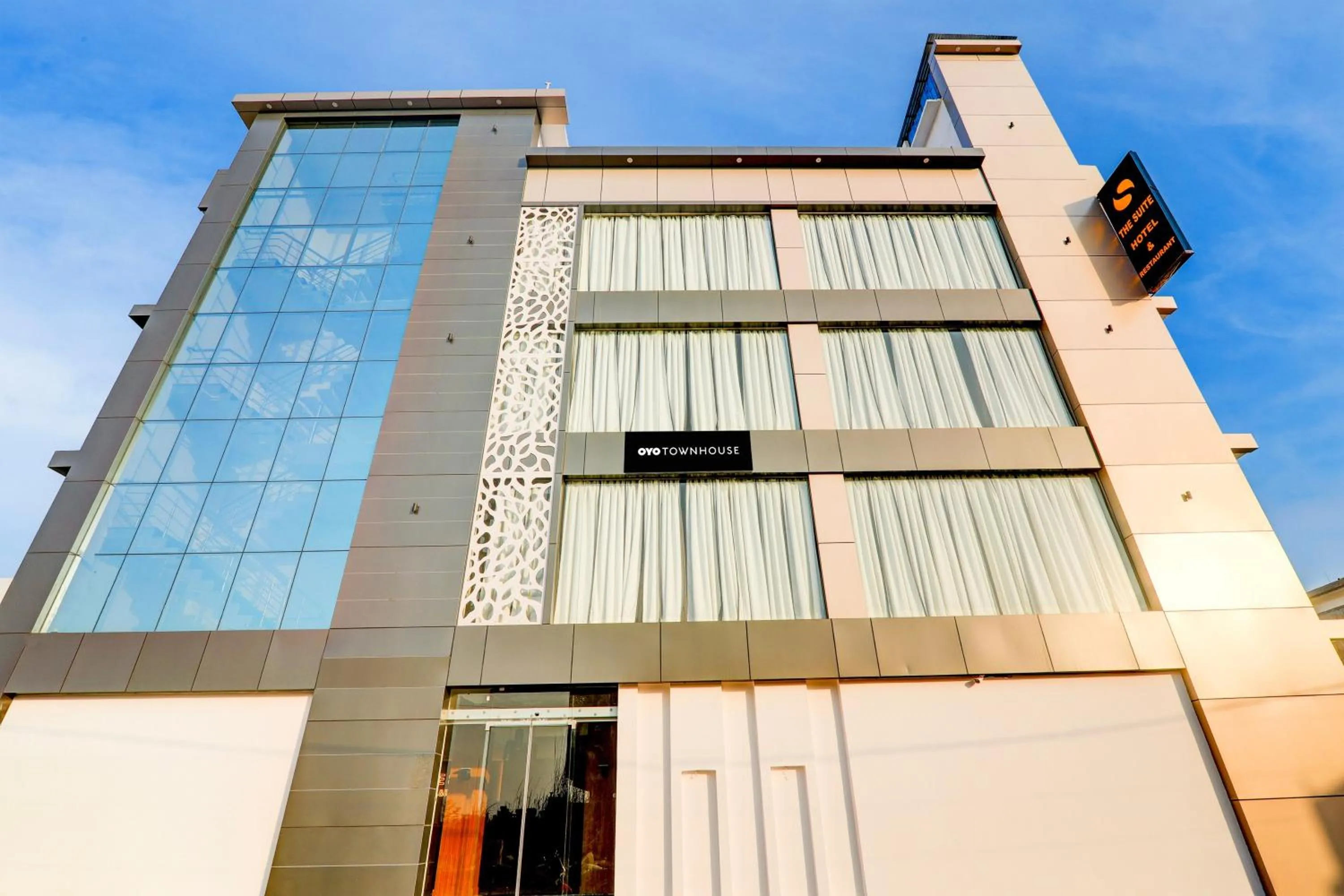 Facade/entrance in Hotel O The Suite