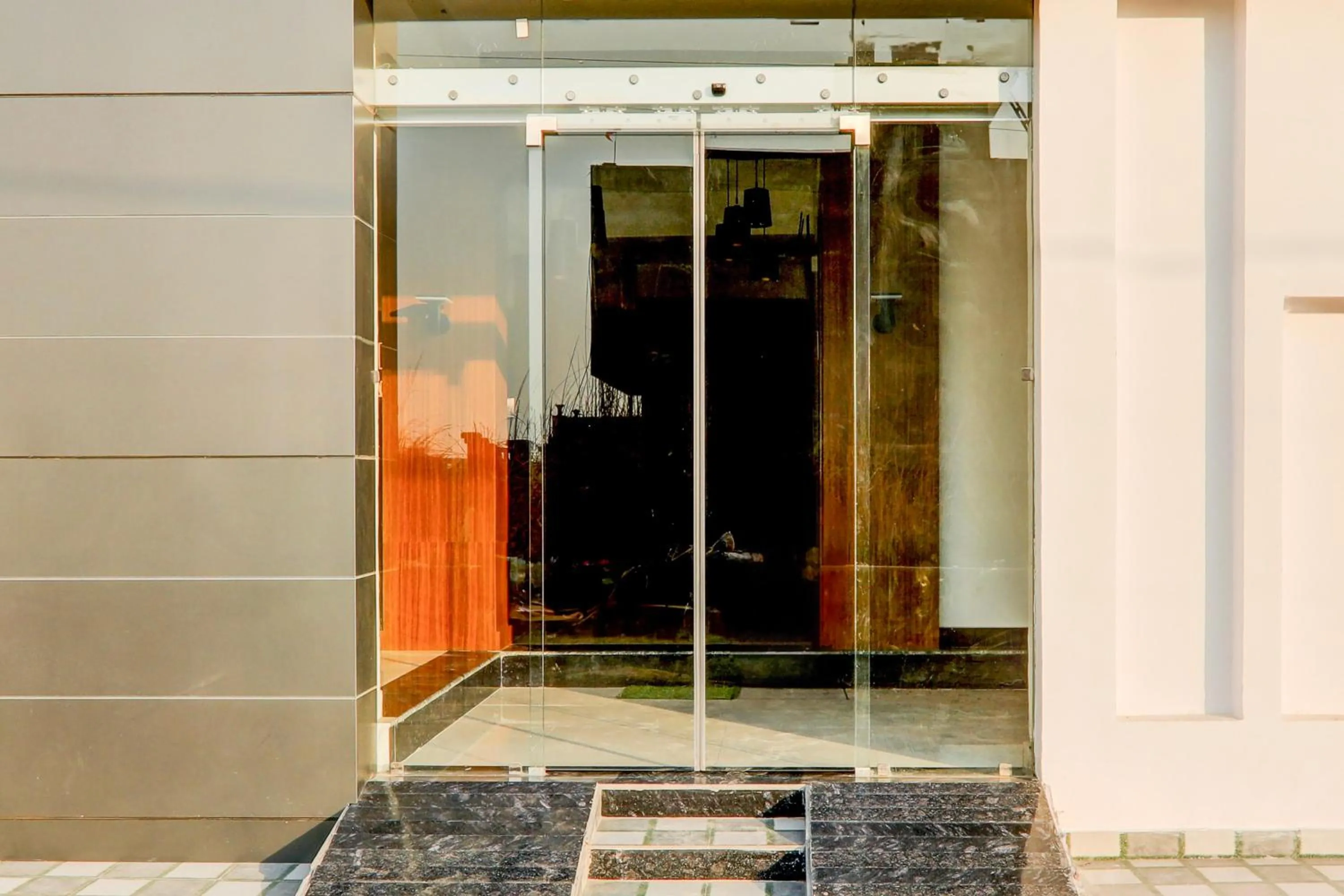 Facade/entrance in Hotel O The Suite