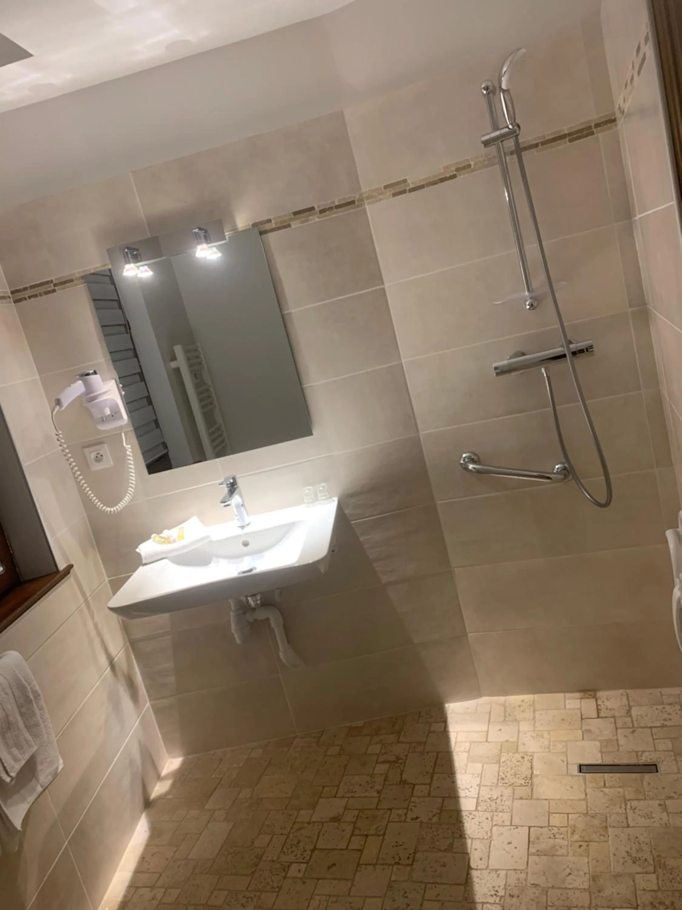 Bathroom in AUBERGE DU JEU D'ARC