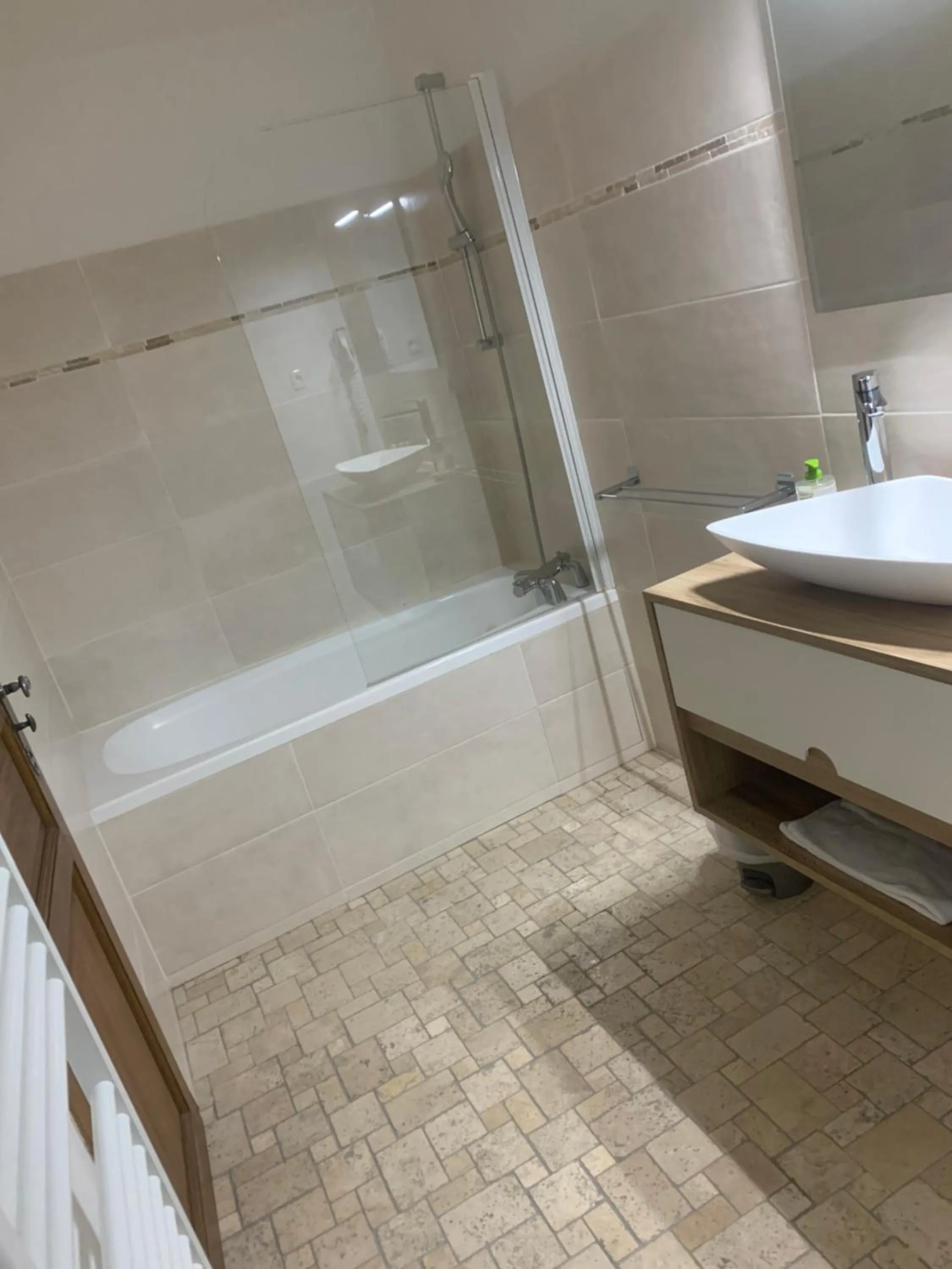 Bathroom in AUBERGE DU JEU D'ARC