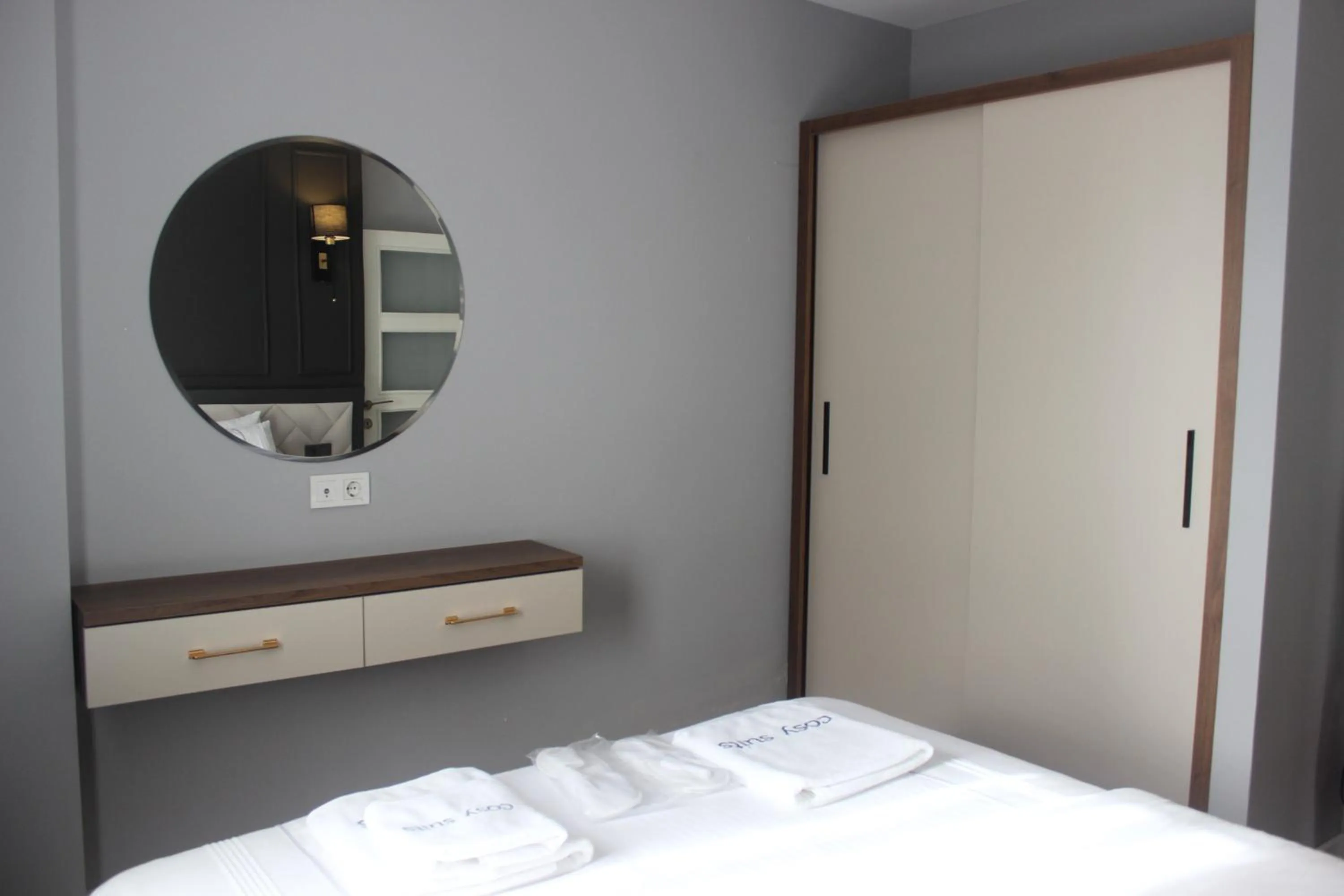 wardrobe, Bed in Cosy Suite