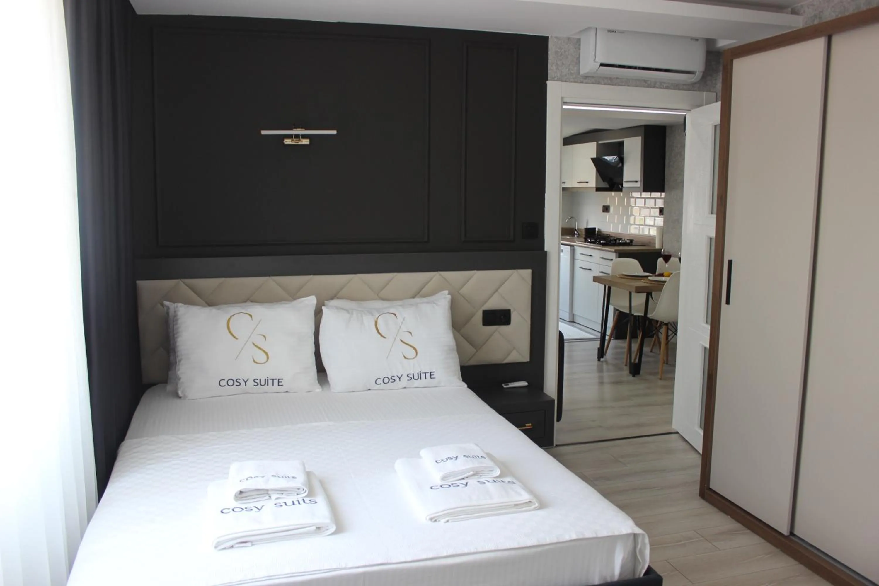 Bedroom, Bed in Cosy Suite