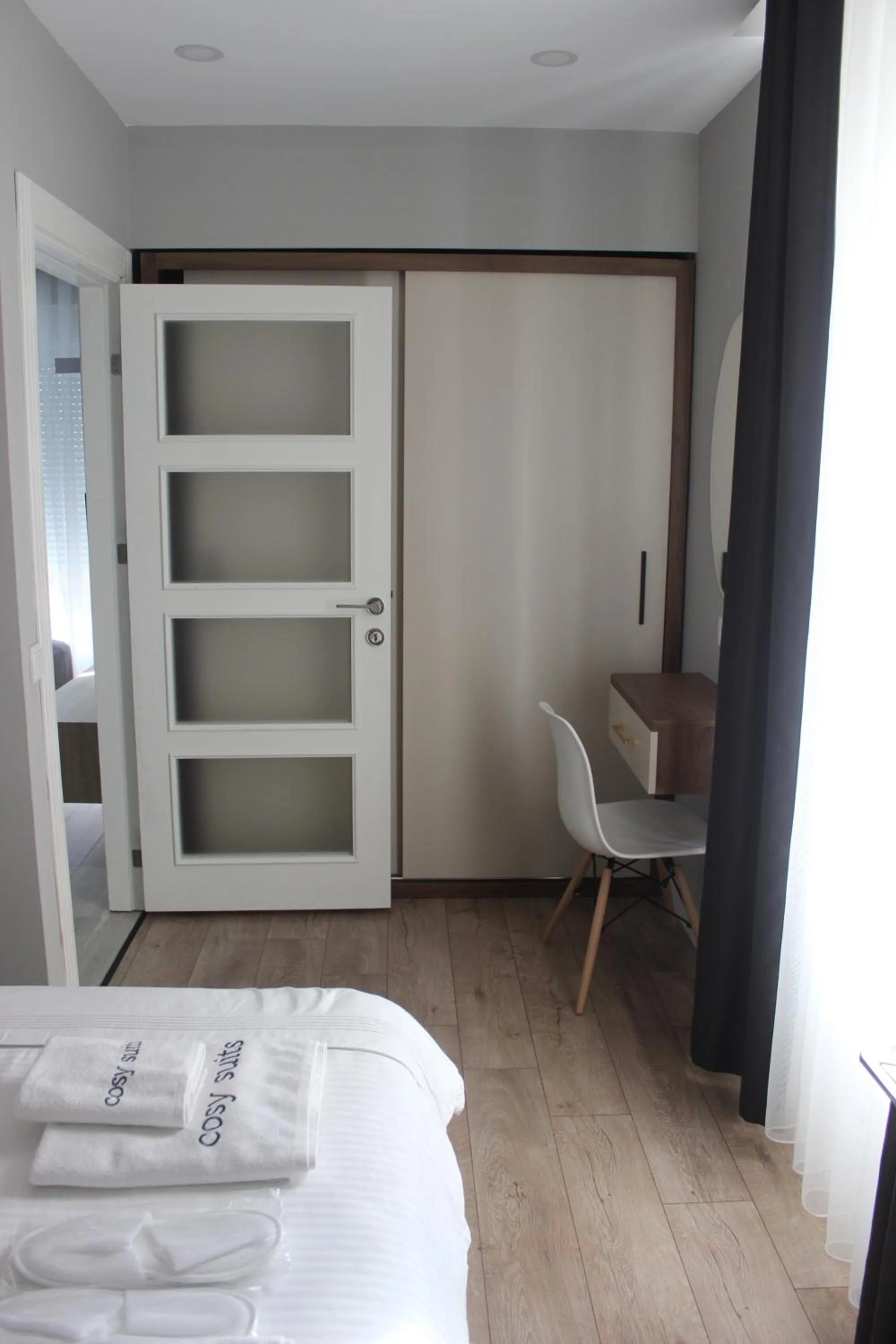 wardrobe, Bed in Cosy Suite