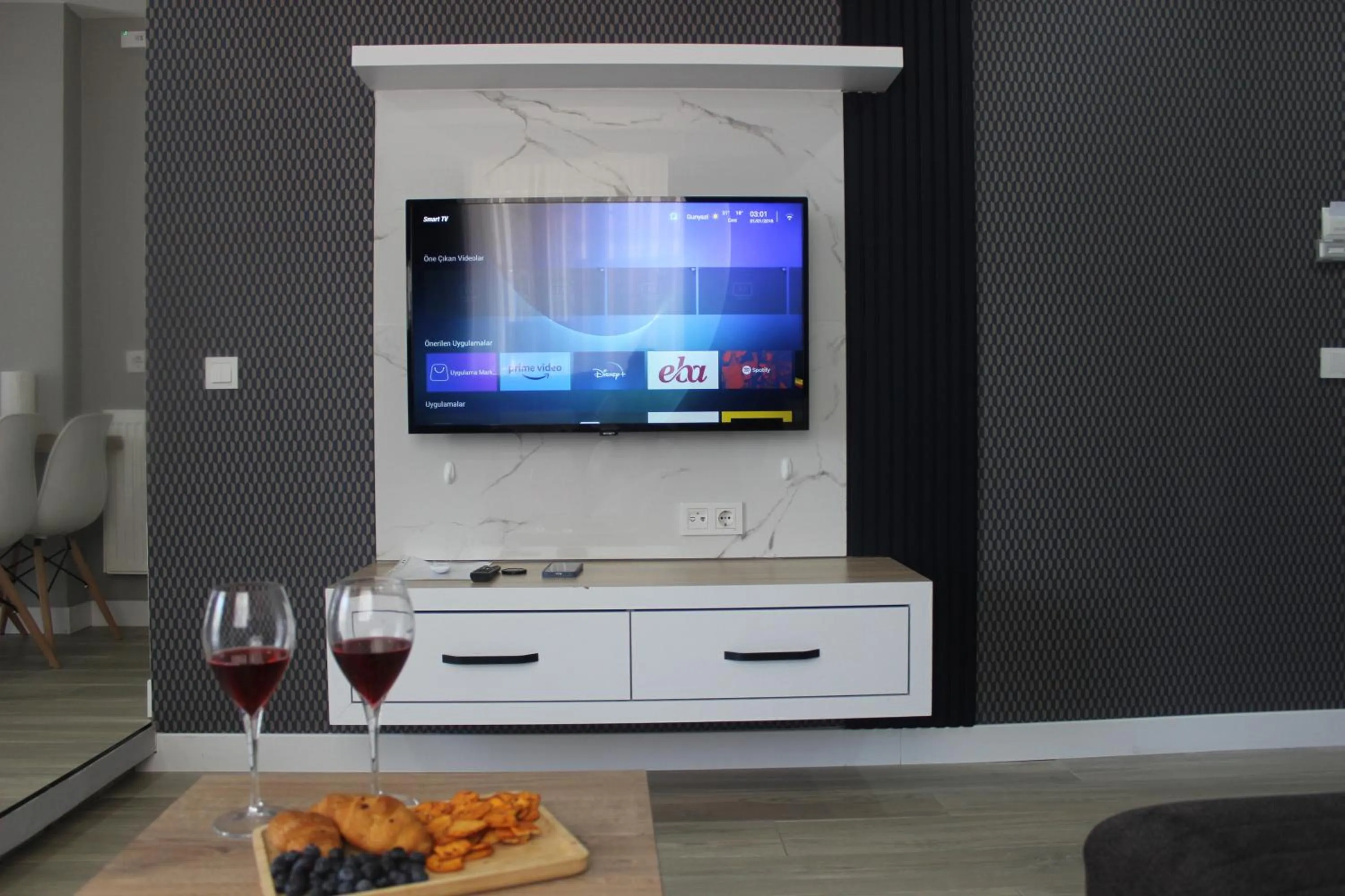 Communal lounge/ TV room in Cosy Suite