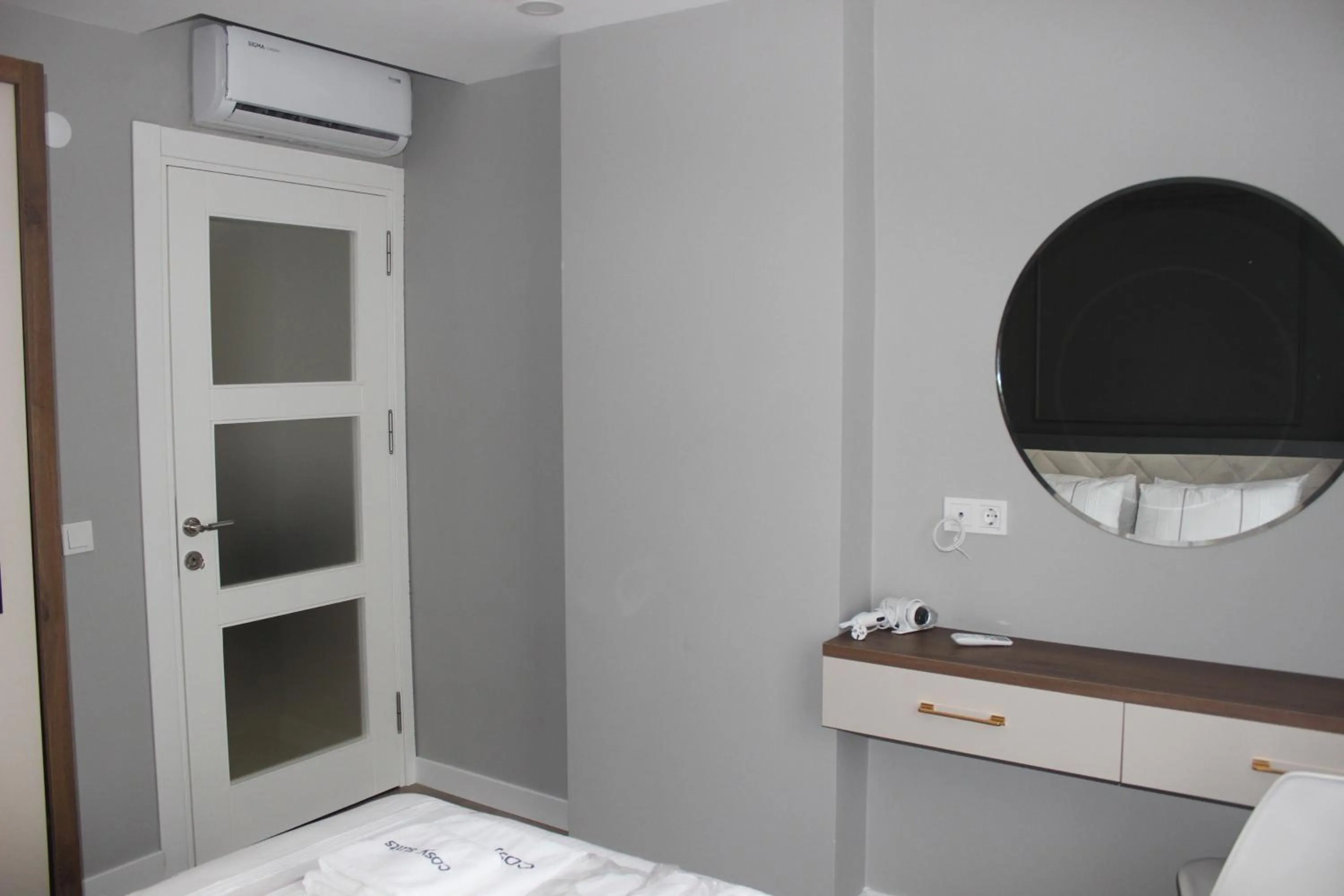 air conditioner, Bed in Cosy Suite