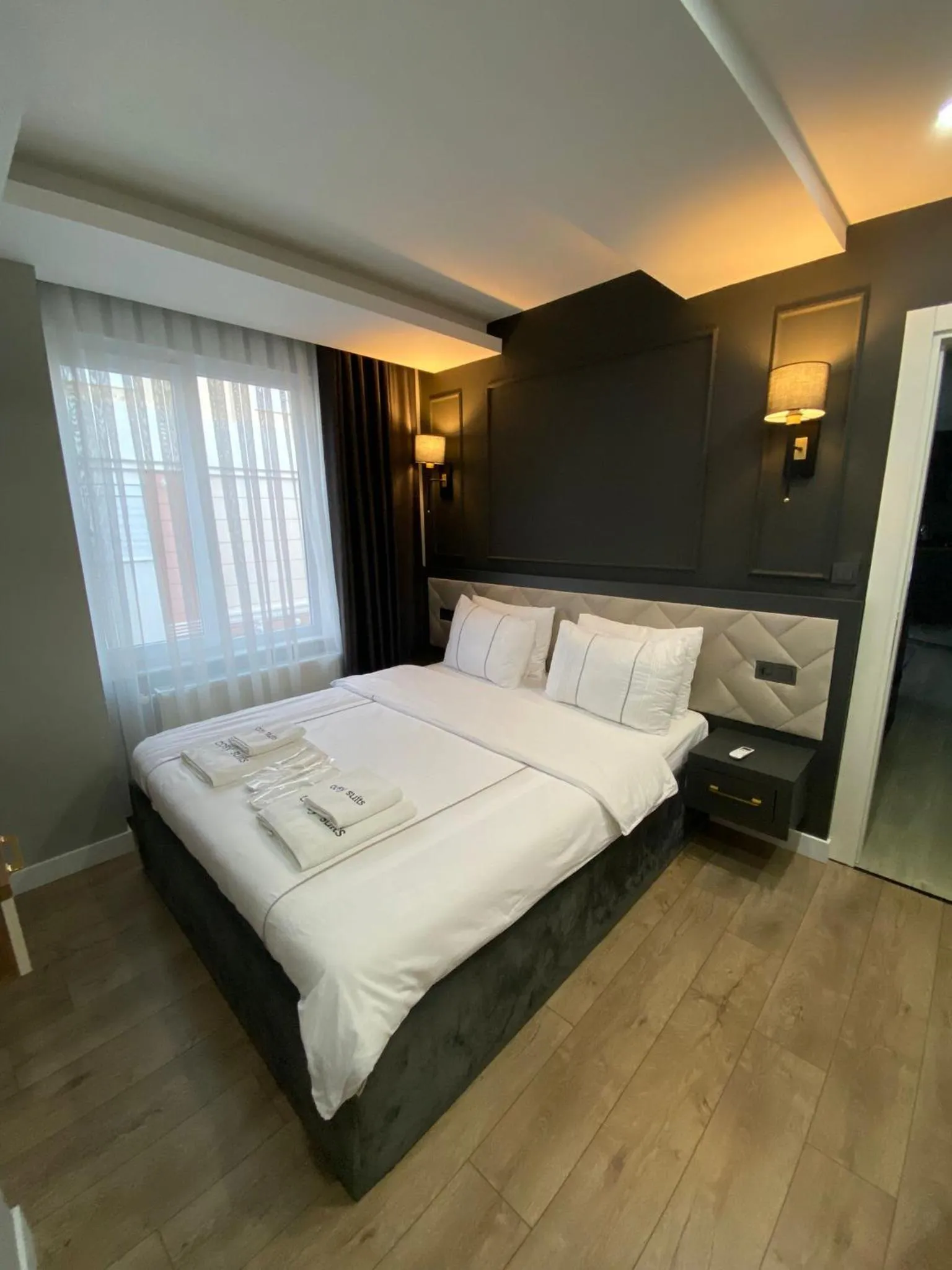 Photo of the whole room, Bed in Cosy Suite