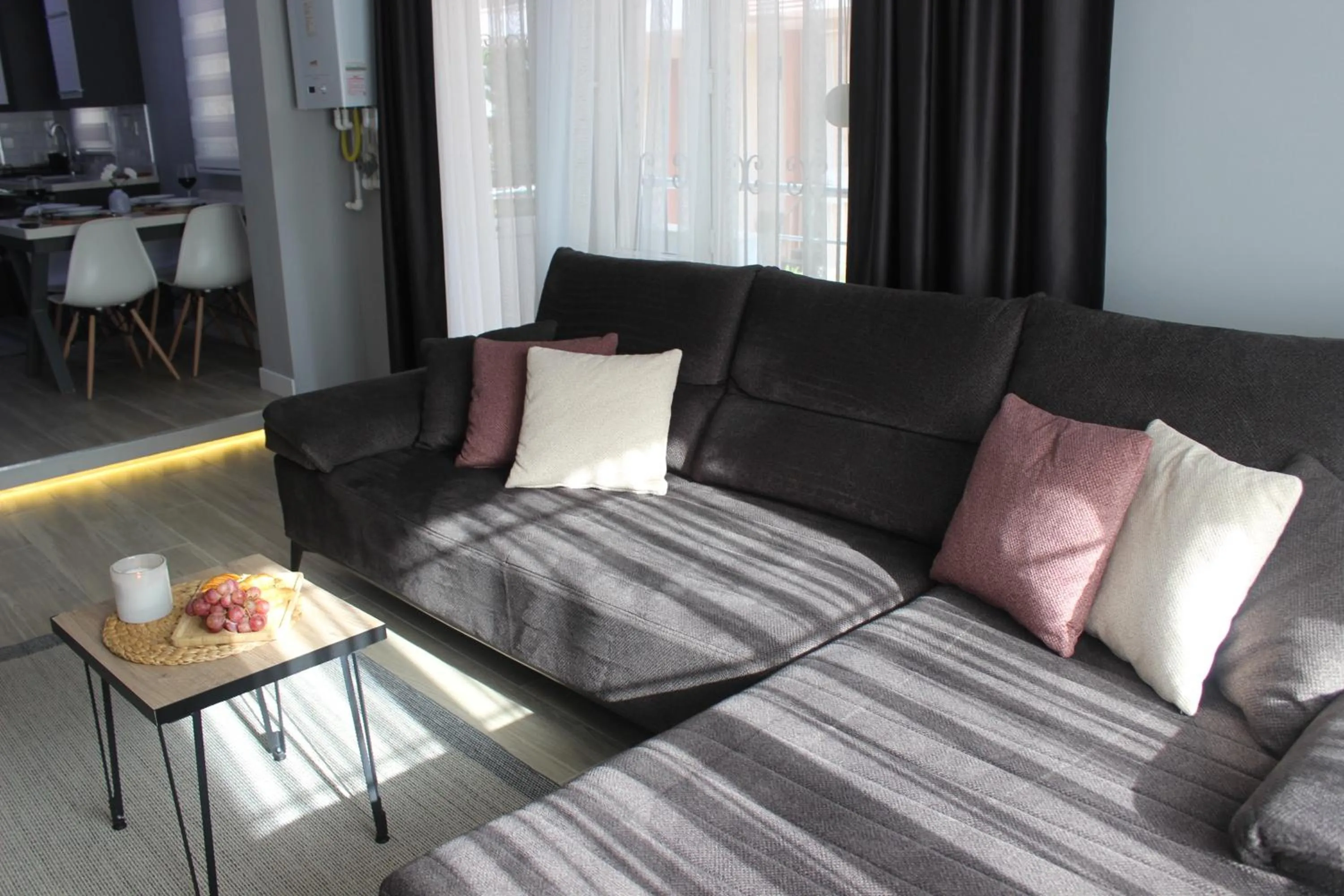 Seating area, Bed in Cosy Suite