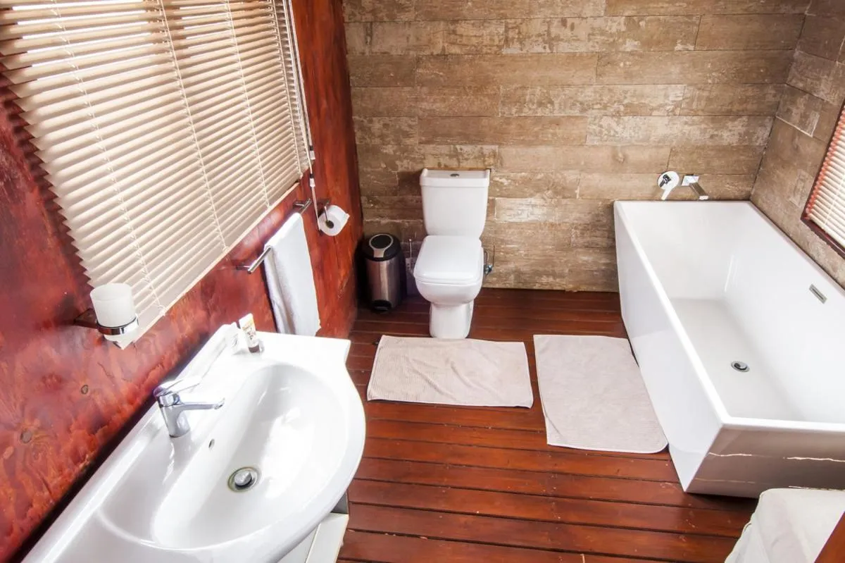 Toilet in Amafu Forest Lodge