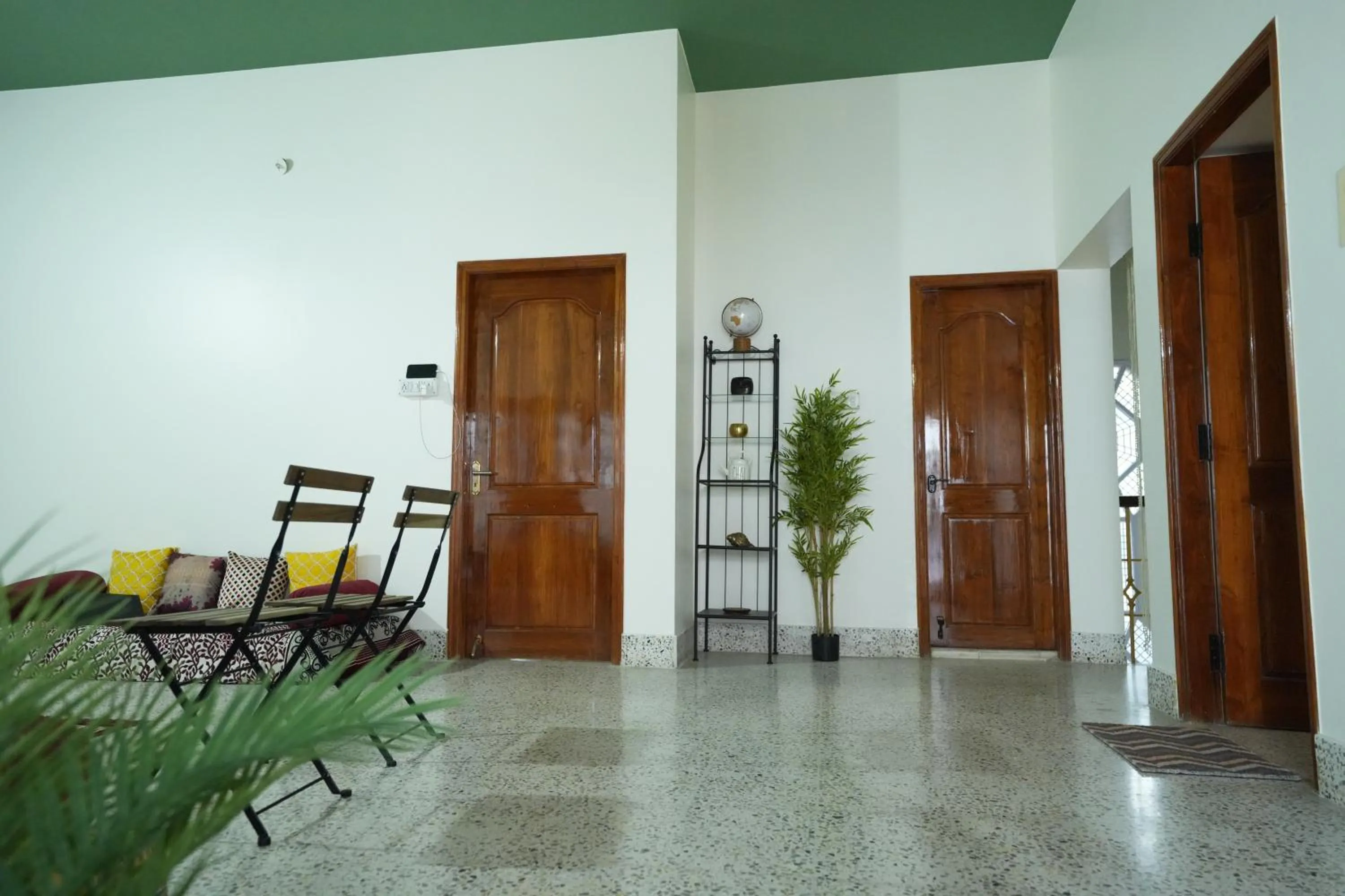 Living room in Palace Hostel by Borrbo