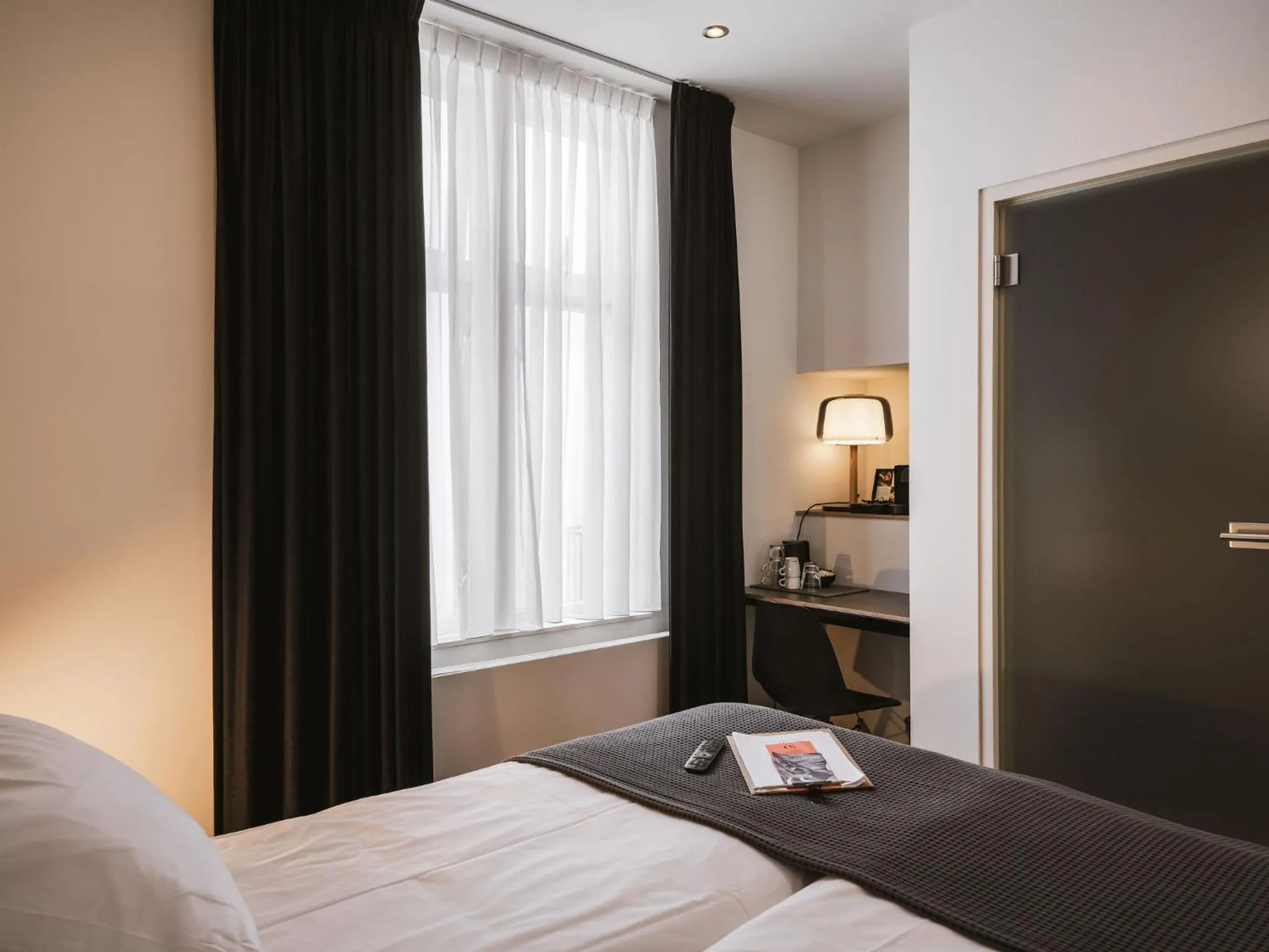 Bedroom, Bed in Strandhotel Domburg