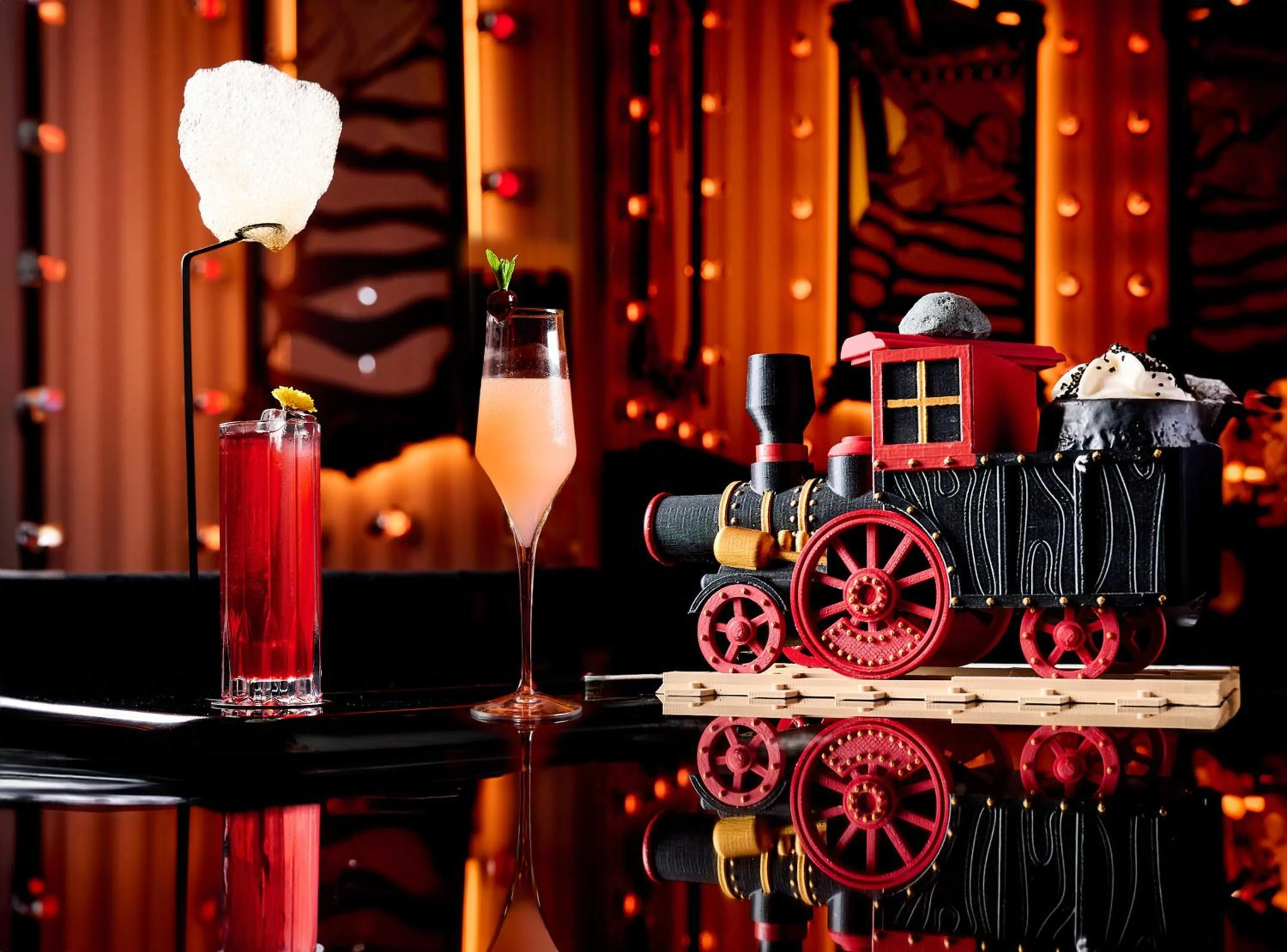 Nightclub / DJ in FIVE Luxe