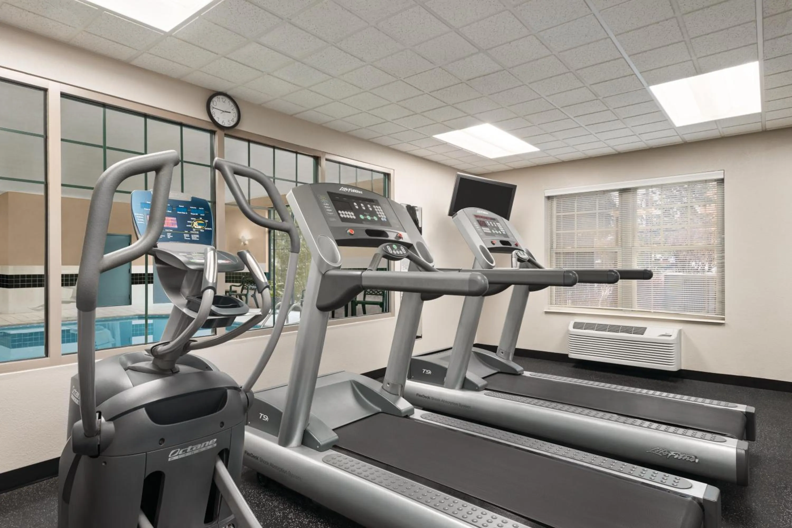 Fitness centre/facilities in Country Inn & Suites by Radisson, Schaumburg, IL