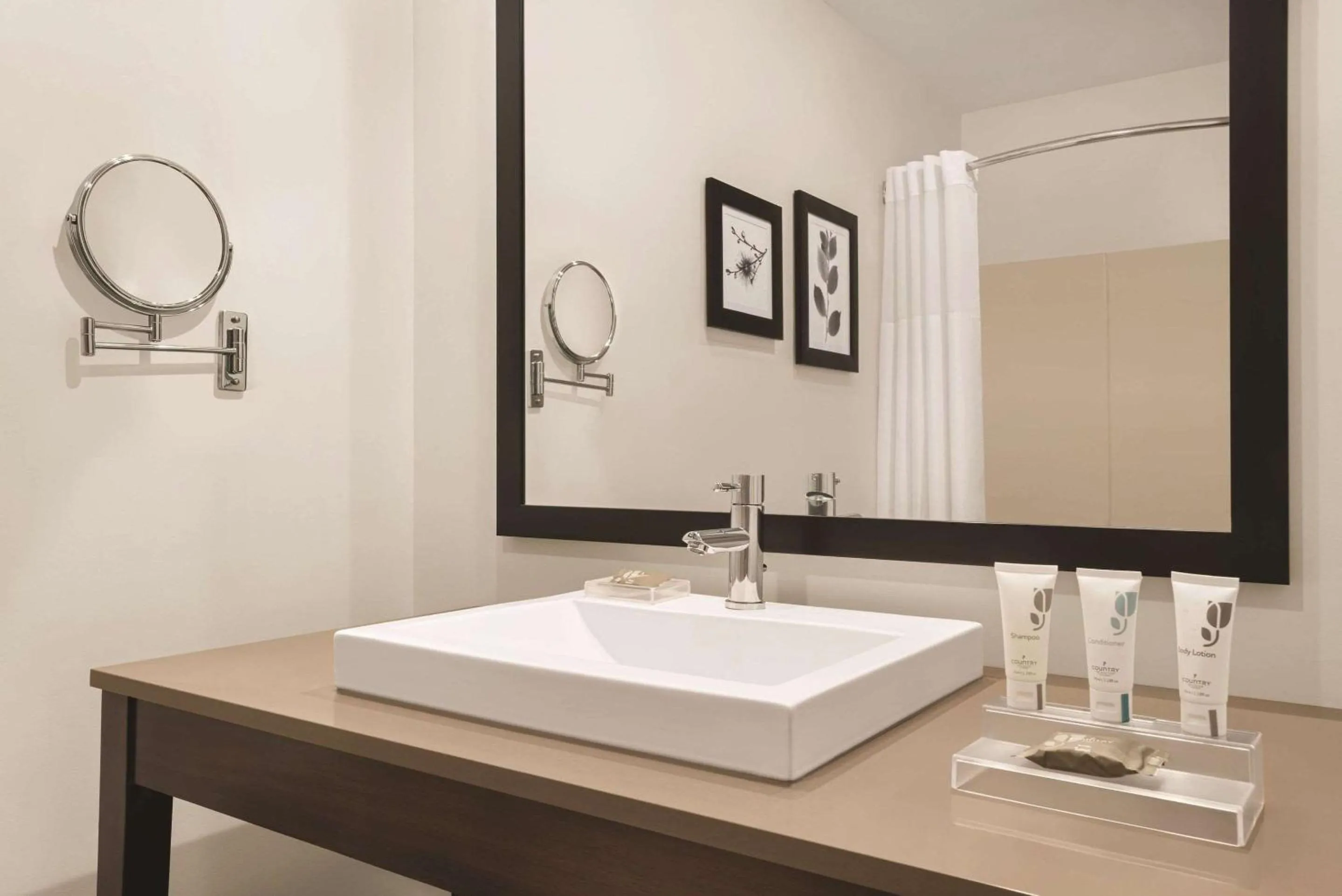 Bedroom in Country Inn & Suites by Radisson, Schaumburg, IL