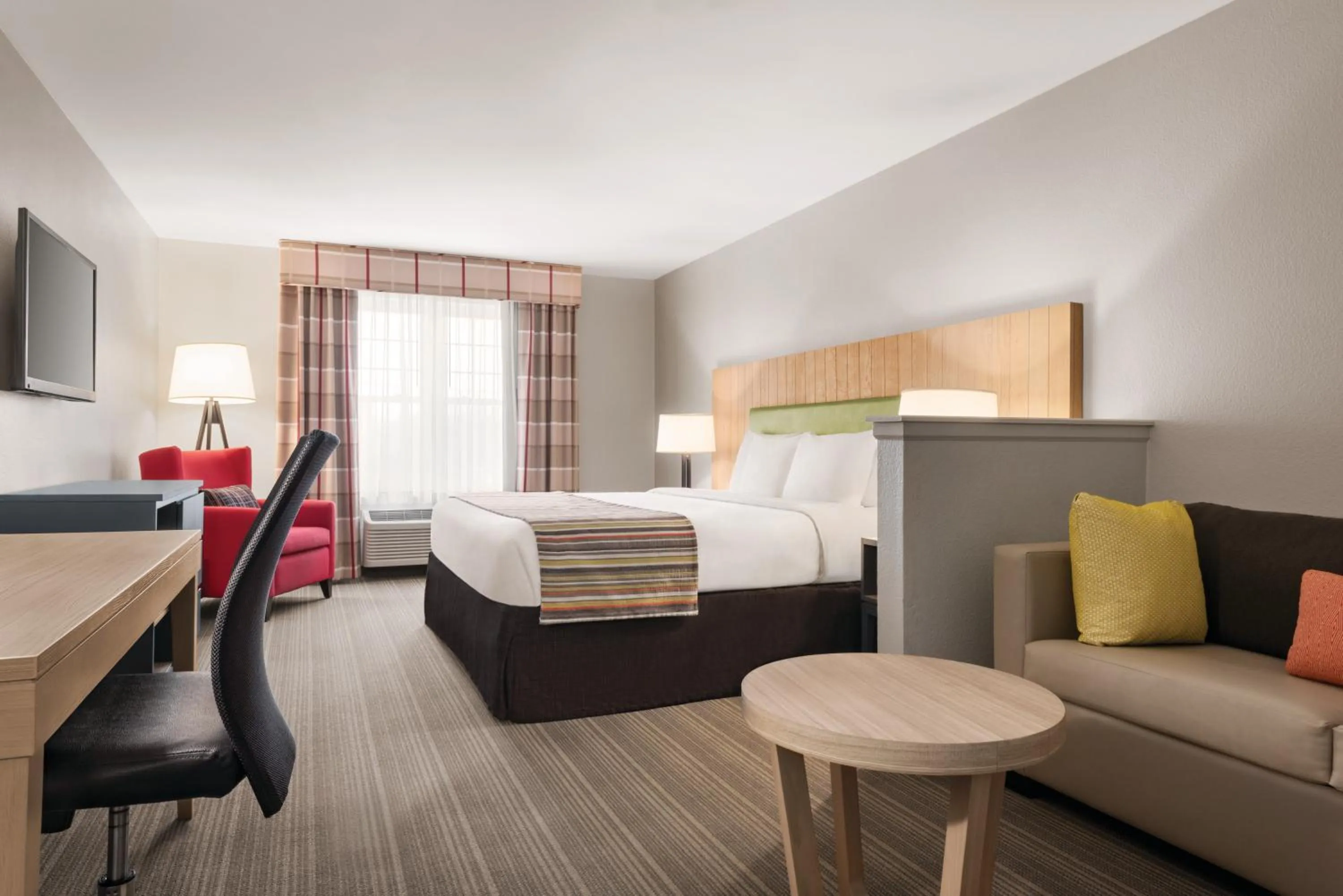 Photo of the whole room, Bed in Country Inn & Suites by Radisson, Schaumburg, IL