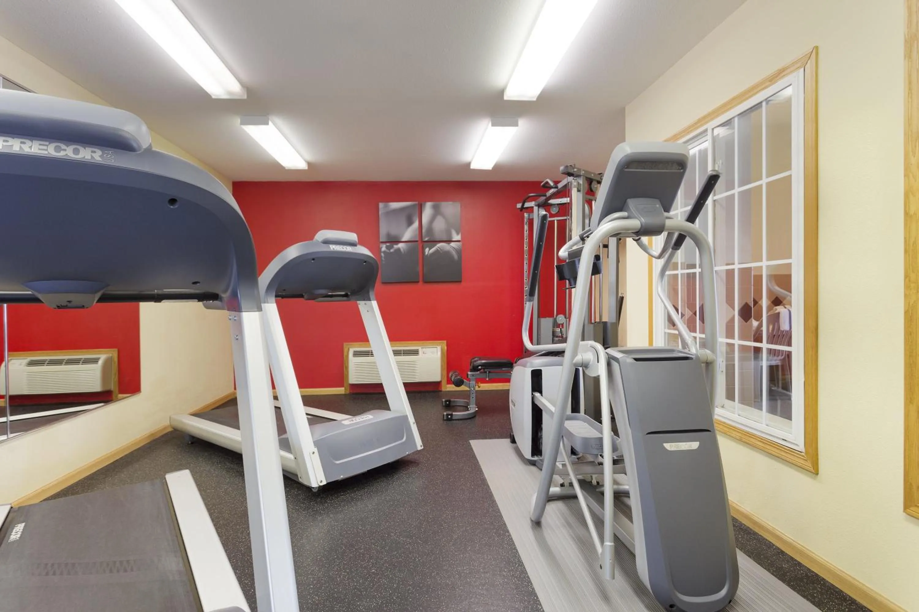 Fitness centre/facilities in Country Inn & Suites by Radisson, Nevada, MO