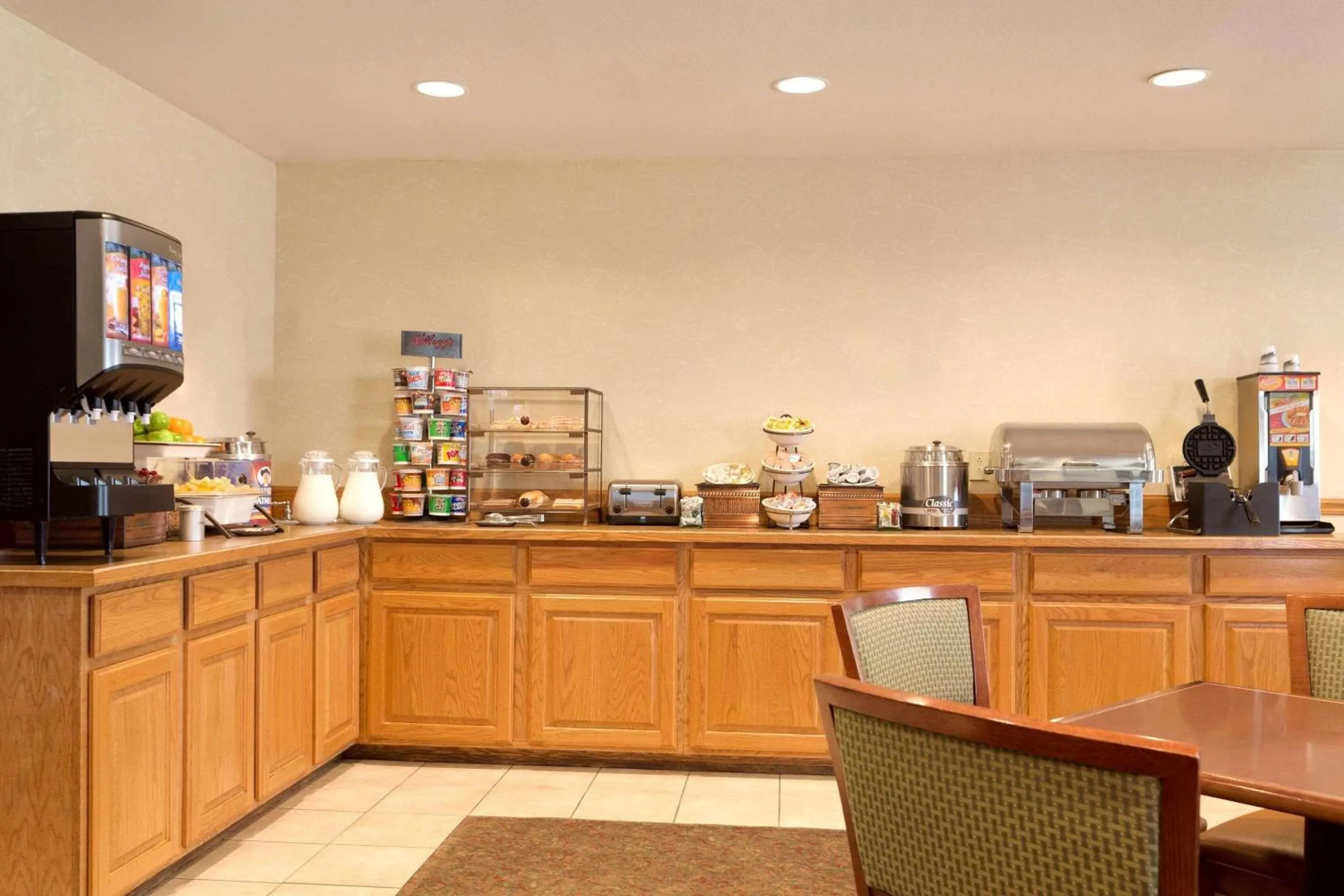 Breakfast in Country Inn & Suites by Radisson, Nevada, MO